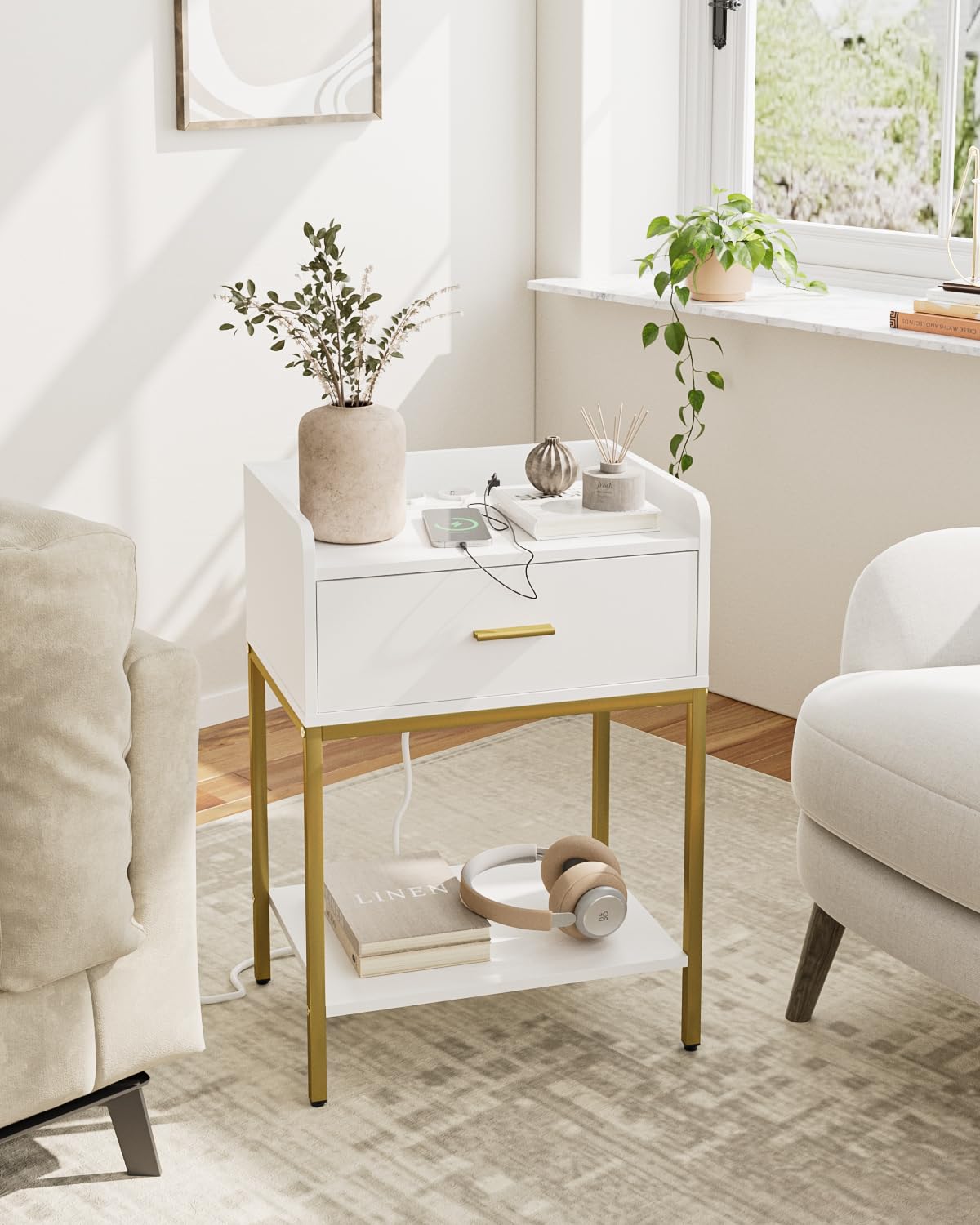 HEYZOEY Table de chevet avec prise de courant, table de chevet à 3 niveaux, blanche, avec tiroir et étagère, petite table d'appoint pour chambre à coucher, salon, blanche