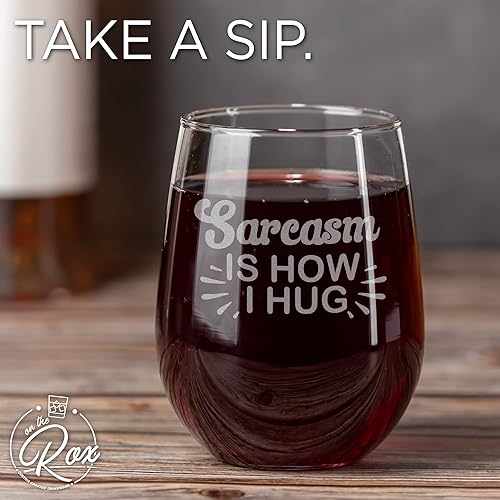 Miniatura 5 de On The Rox Drinks Regalos de vino para mamá, 17 onzas, sarcasmo es cómo abrazo, copa de vino grabada sin tallo, linda y divertida para el día de la