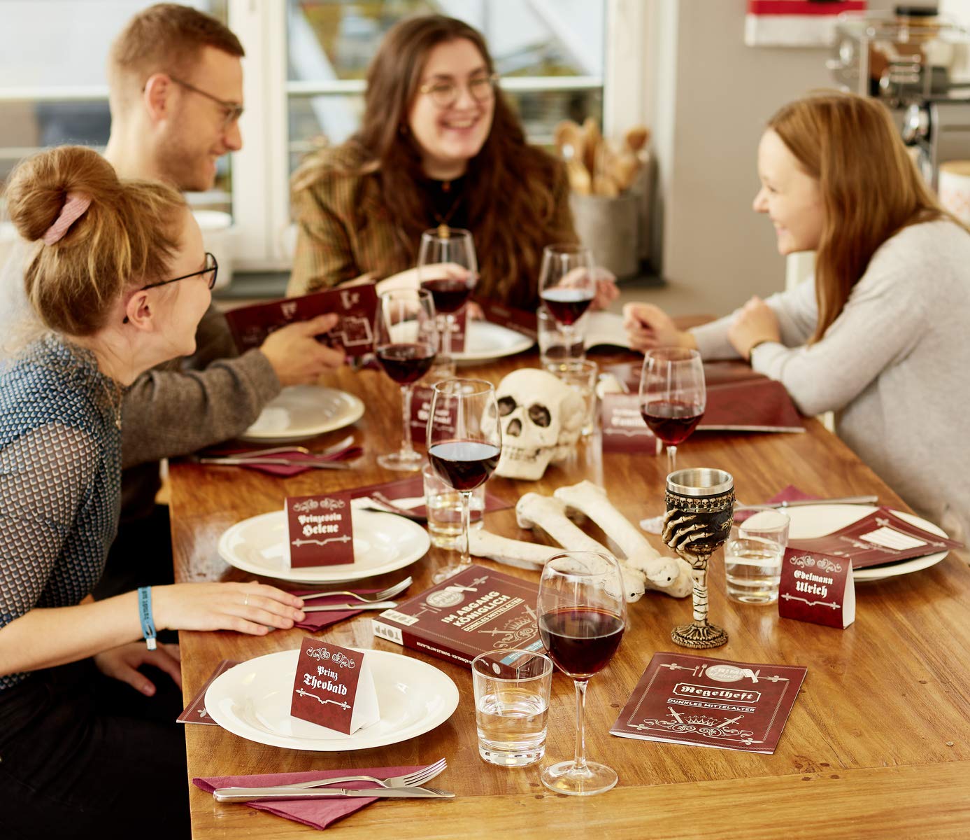 Krimi al dente – Dunkles Mittelalter – Im Abgang königlich: Das Krimi-Dinner für 5–8 Spieler inkl. Namensschildern, Rollenheften, Ereignissen, Rezepten sowie Deko- und Kostümtipps.