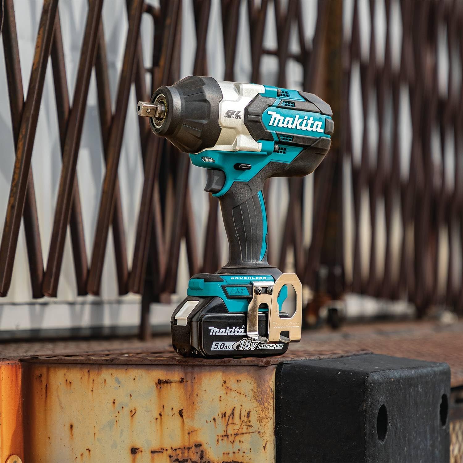Makita XWT19T 18V LXT® Lithium-Ion Brushless Cordless 3-Speed 1/2" Sq. Drive Impact Wrench Kit w/Detent Anvil (5.0Ah)