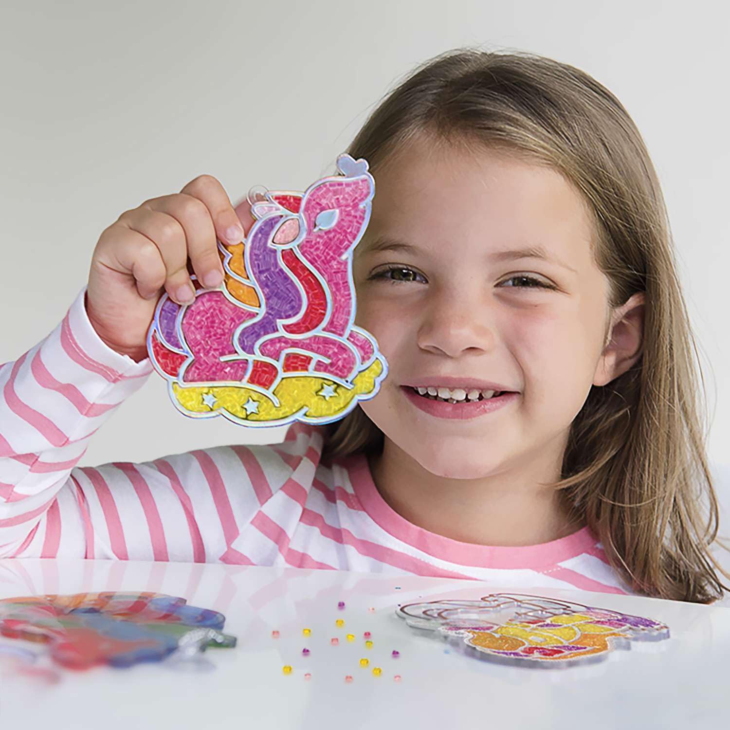 4M Maxi Set Creativo Unicorni Crea Calamite, Arte con Sabbia Glitterata e Acchiappasole Gioco Educativo con Realtà Aumentata per Bambini 5+