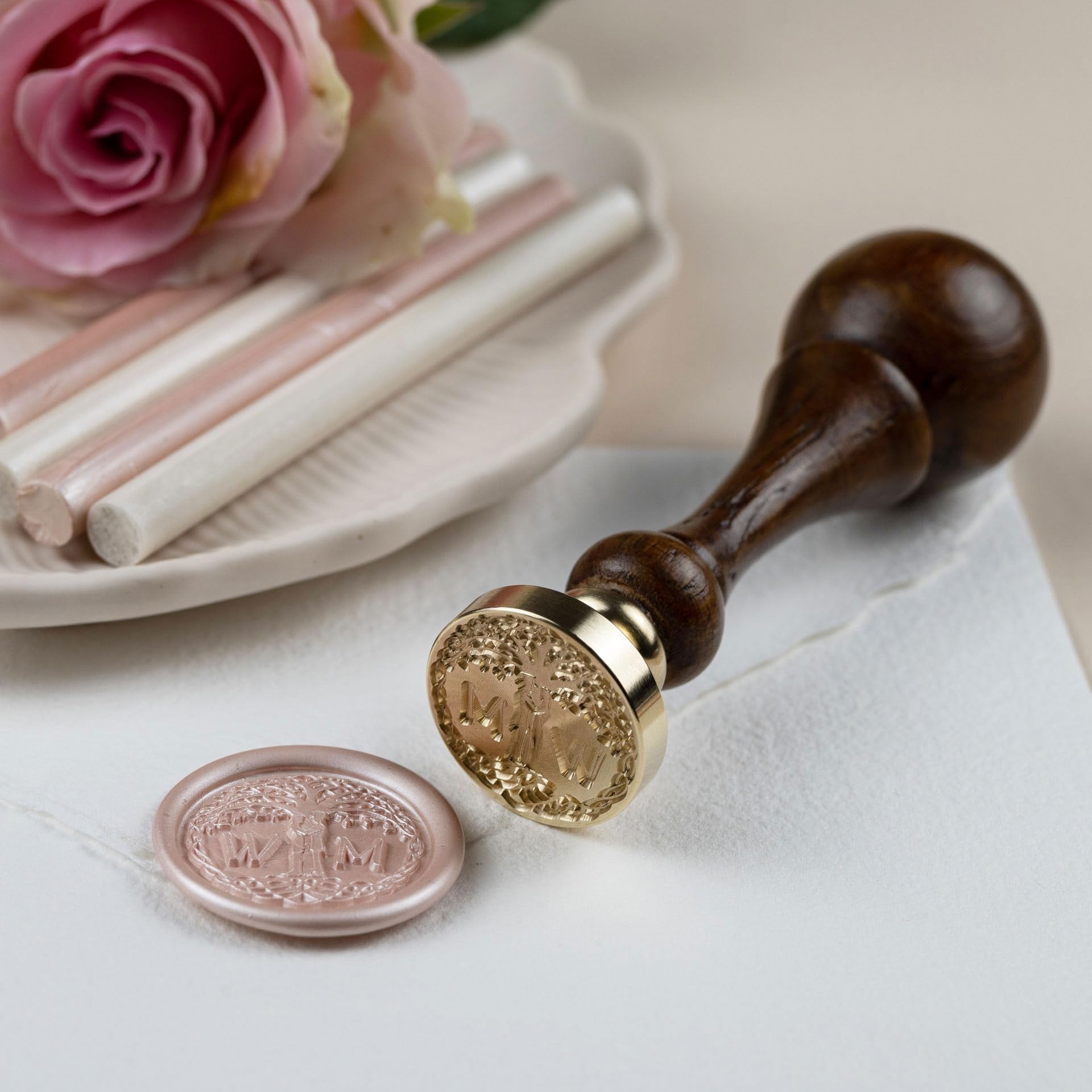 Siegelset gravurART Personalisierter Siegelstempel Tree of Life mit Initialen - individuelle Wachssiegel auf Einladungen zu vielen Anlässen, im Set incl. Siegelwachs und Goldkissen