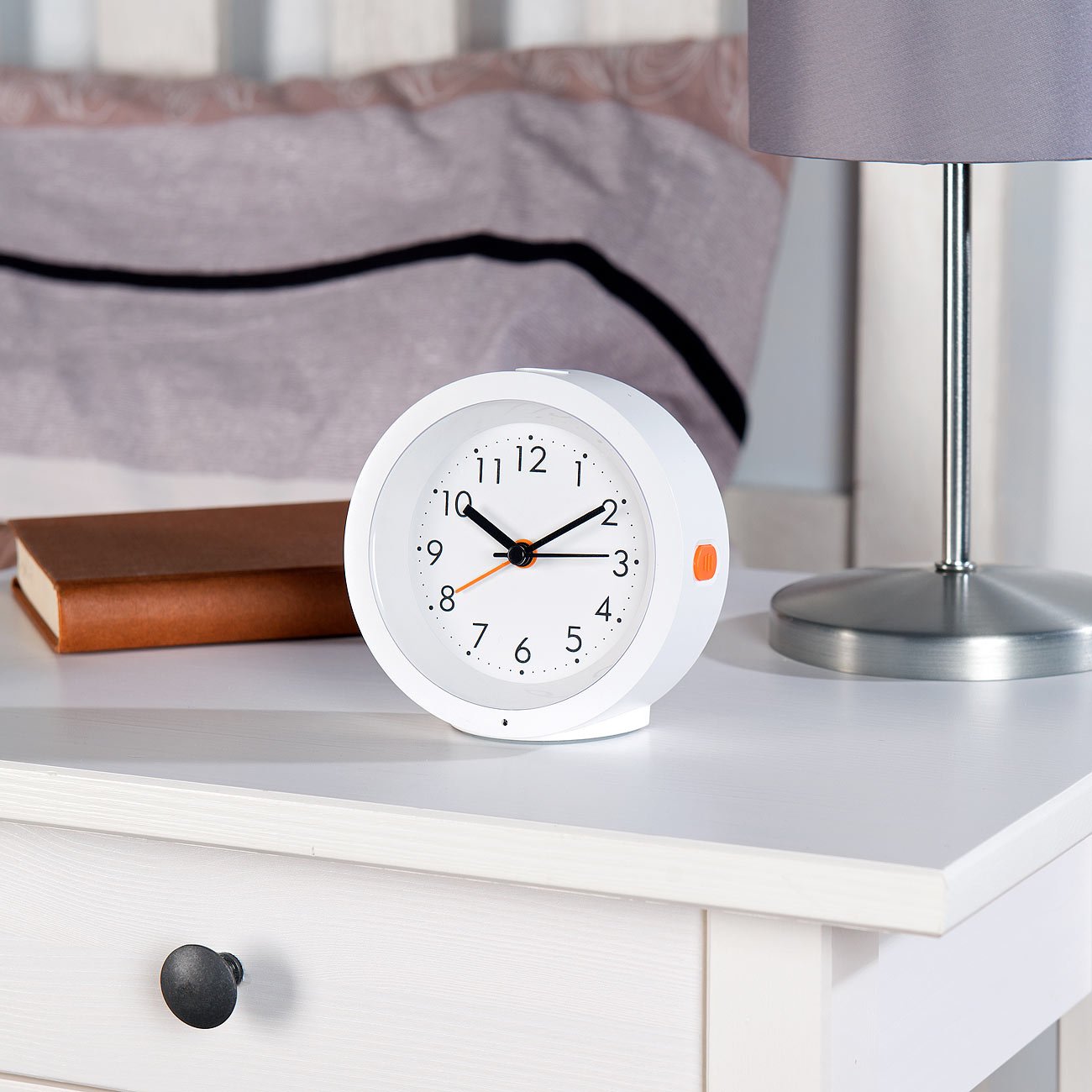 Réveil à quartz rechargeable silencieux avec cadran éclairé [Infactory]