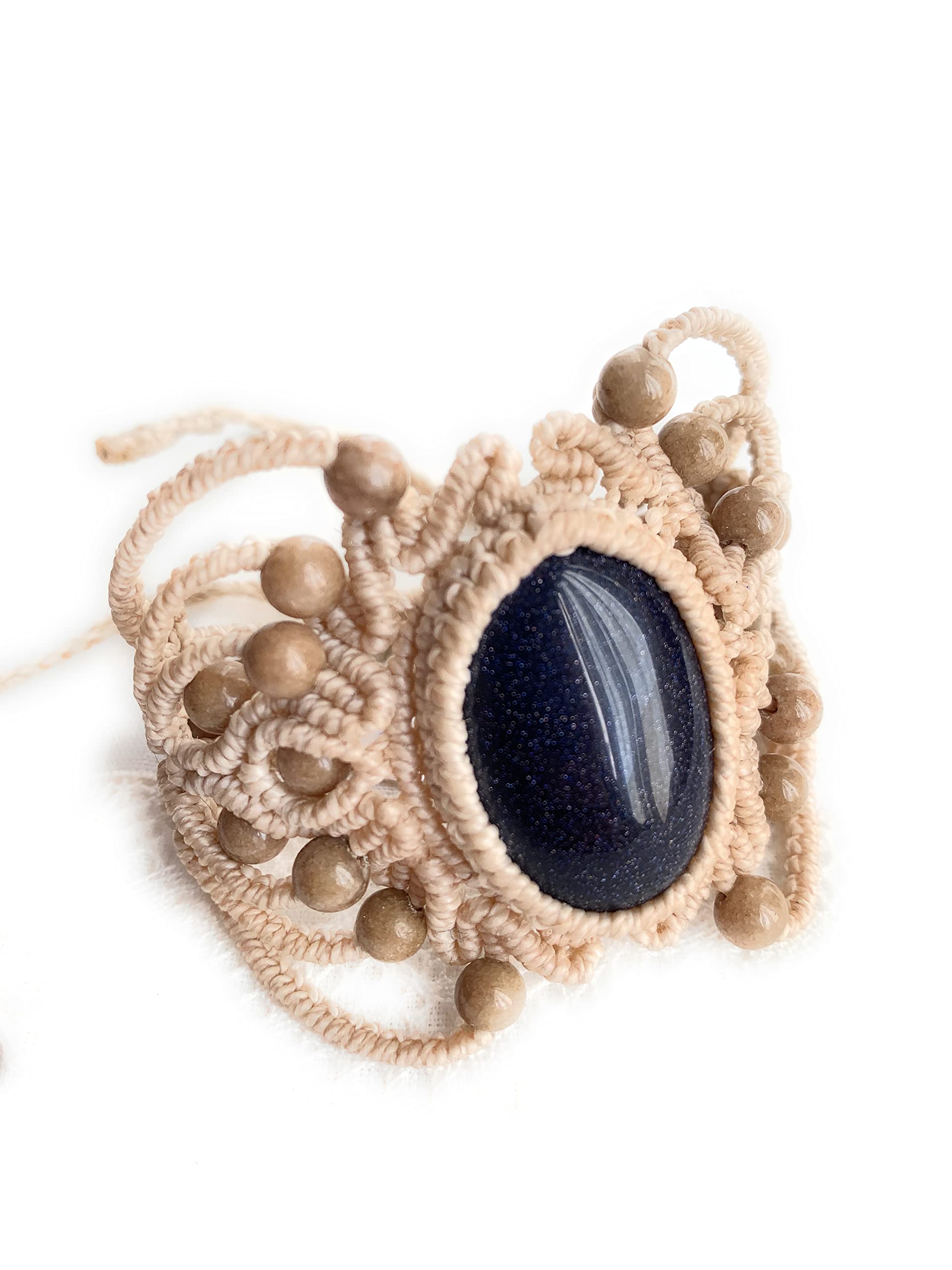 Brazalete macramé hecho a mano con hilo encerado y piedra blue sand engarzada