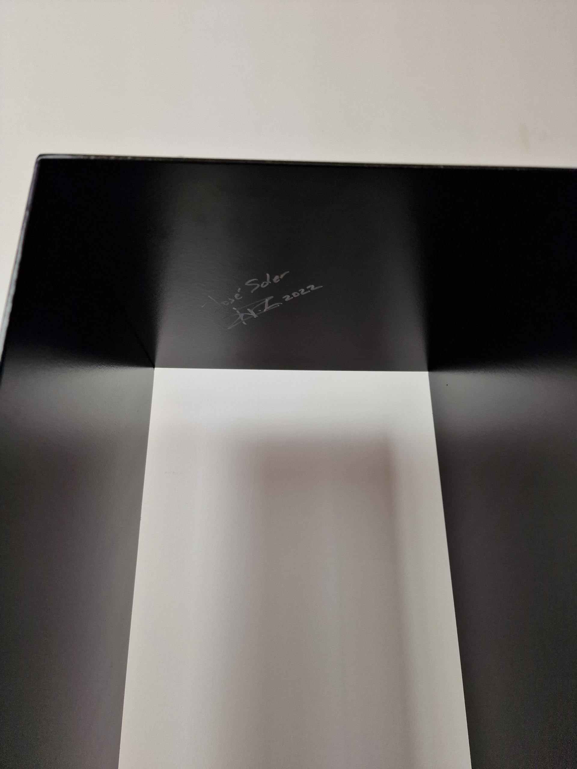 Genérico Pedestal, peana metálica, artesanal 100x23x23 para interior y exterior. Soporte alto, estante. Resistente y estable. Funcional. Color negro