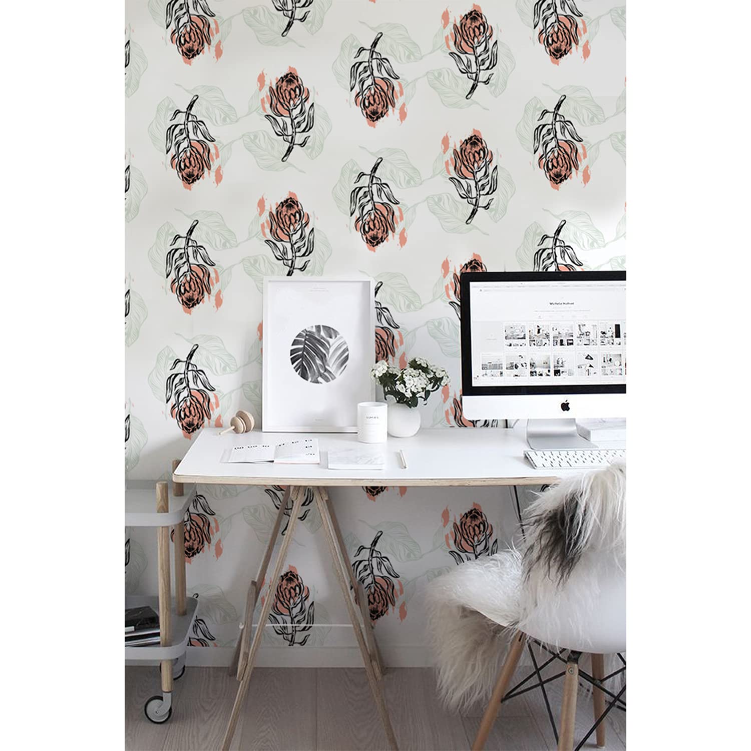 Papier peint fleurs dessinées rose pour illuminer les murs de la cuisine
