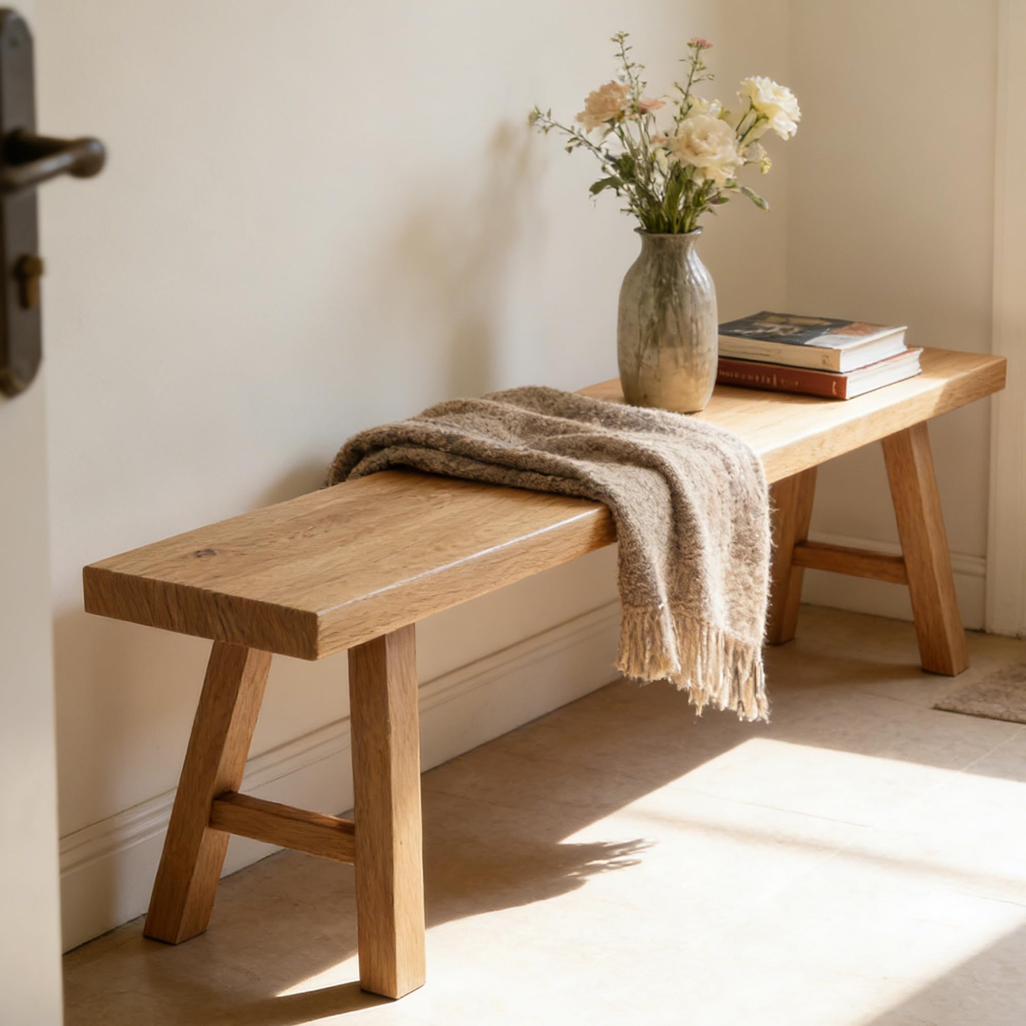 Banco estrecho de madera para decorar la entrada de tu hogar