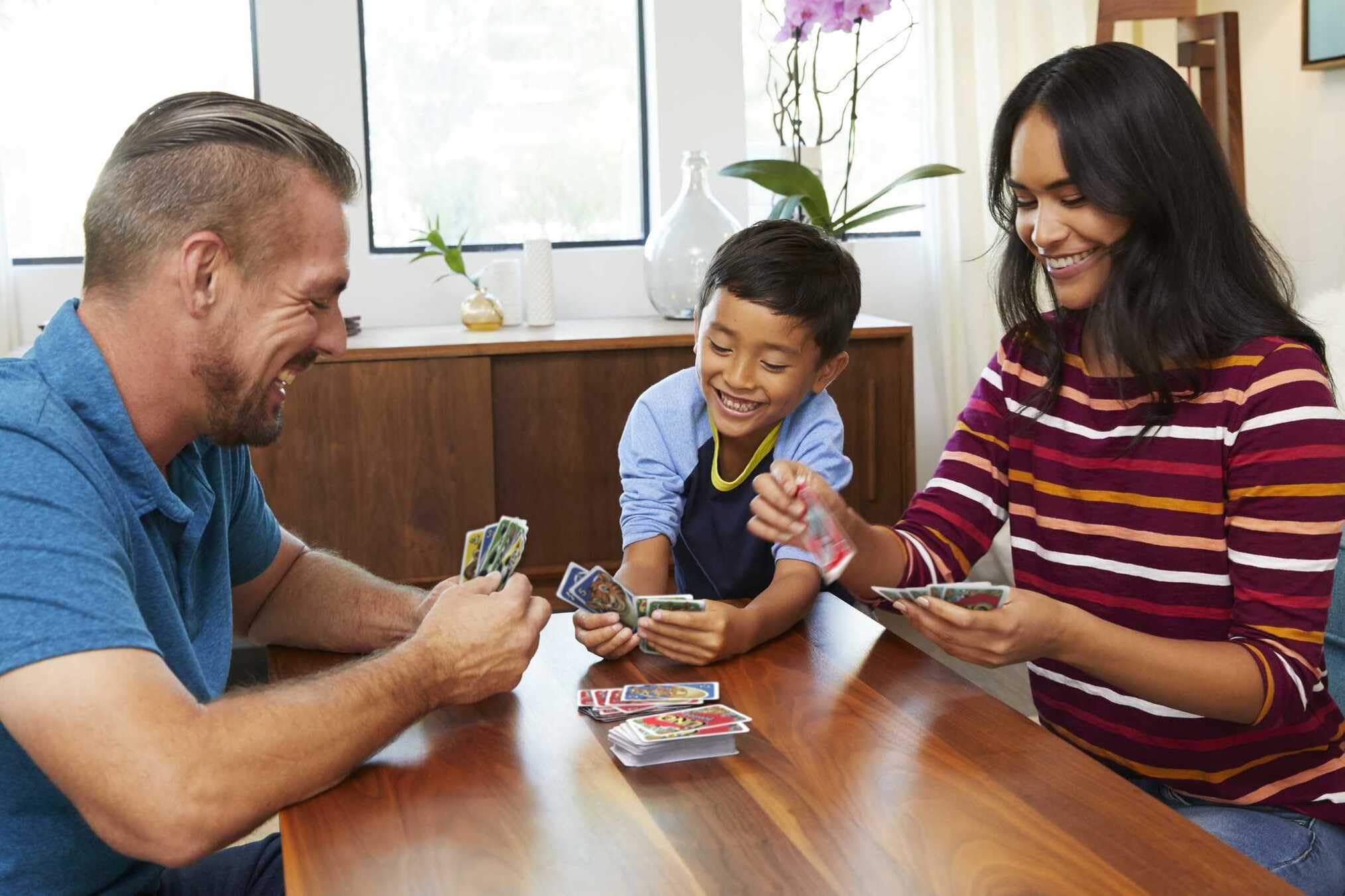 Mattel Games, Juego de Cartas UNO Junior, Juego de Mesa para niños con Dibujos de Animales (Mattel GKF04)