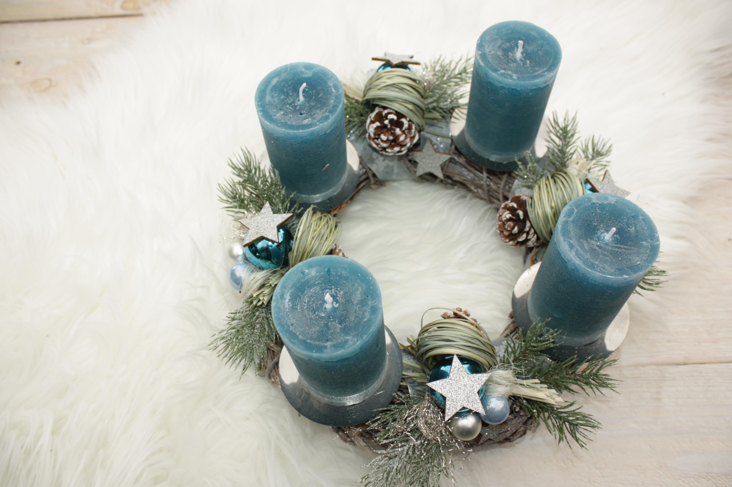 Adventskranz D30cm, Azurblau Silber | Durchgewachst