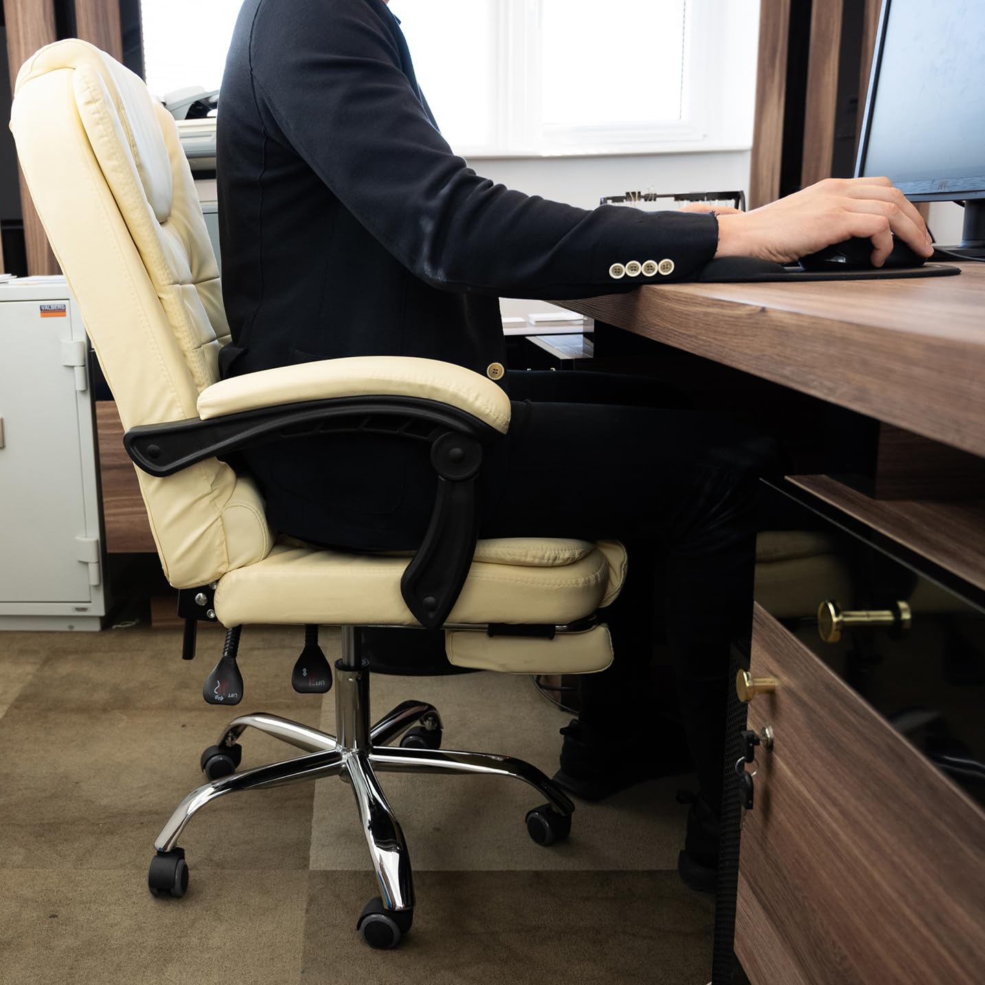 Krzesło biurowe, fotel szefa, ergonomiczny mechanizm przechylania, podnóżek ze sztucznej skóry, 130 kg, beżowy 23287