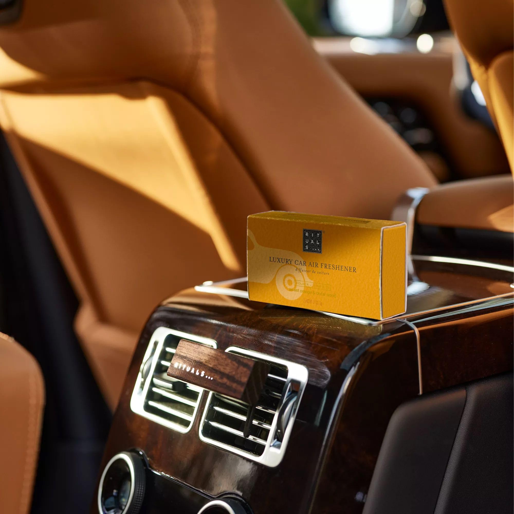 RITUALS The Ritual of Mehr Désodorisant pour voiture – Orange douce et bois de cèdre – 6 g