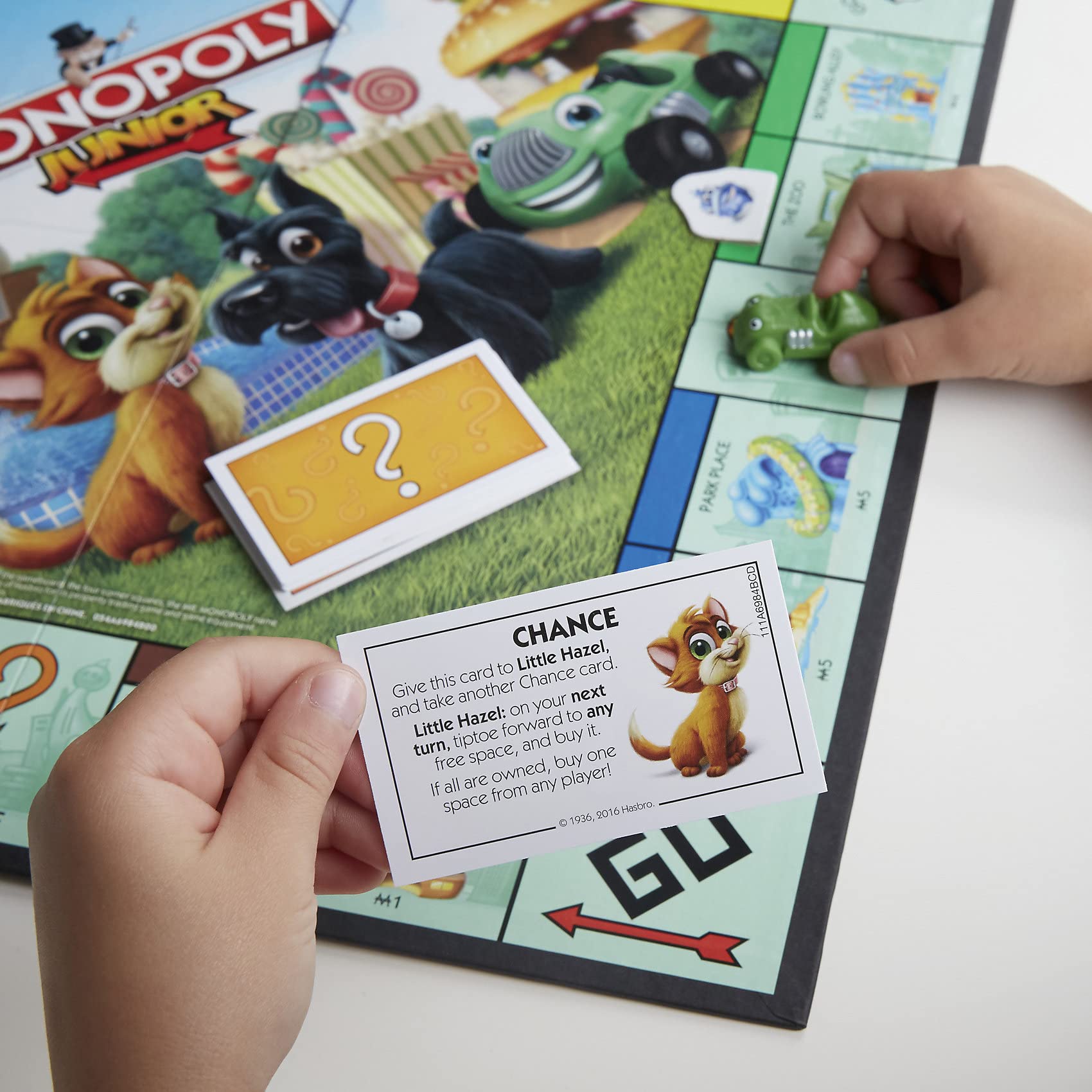 Monopoly Junior, für Kinder ab 5 Jahren, mit fröhlichen Charakteren, einfach verständlch und dennoch spannend, für Kinder und Erwachsene