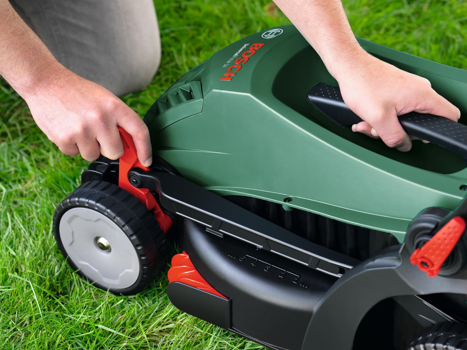 Bosch UniversalRotak 34-410 - Cortacésped con Cable (230 V, Ancho de Corte: 34 cm, Caja de césped de 40 litros, con peines de césped)