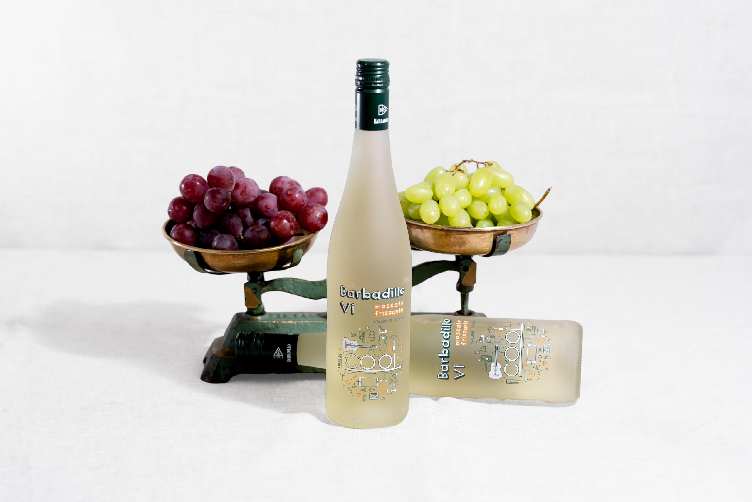 Queso y Beso – Pack Gourmet con 3 Quesos de Oveja (Trufa, Ajo Negro y Curado), Vino Barbadillo VI y Láminas de Pan Crujiente – Ideal para Regalo