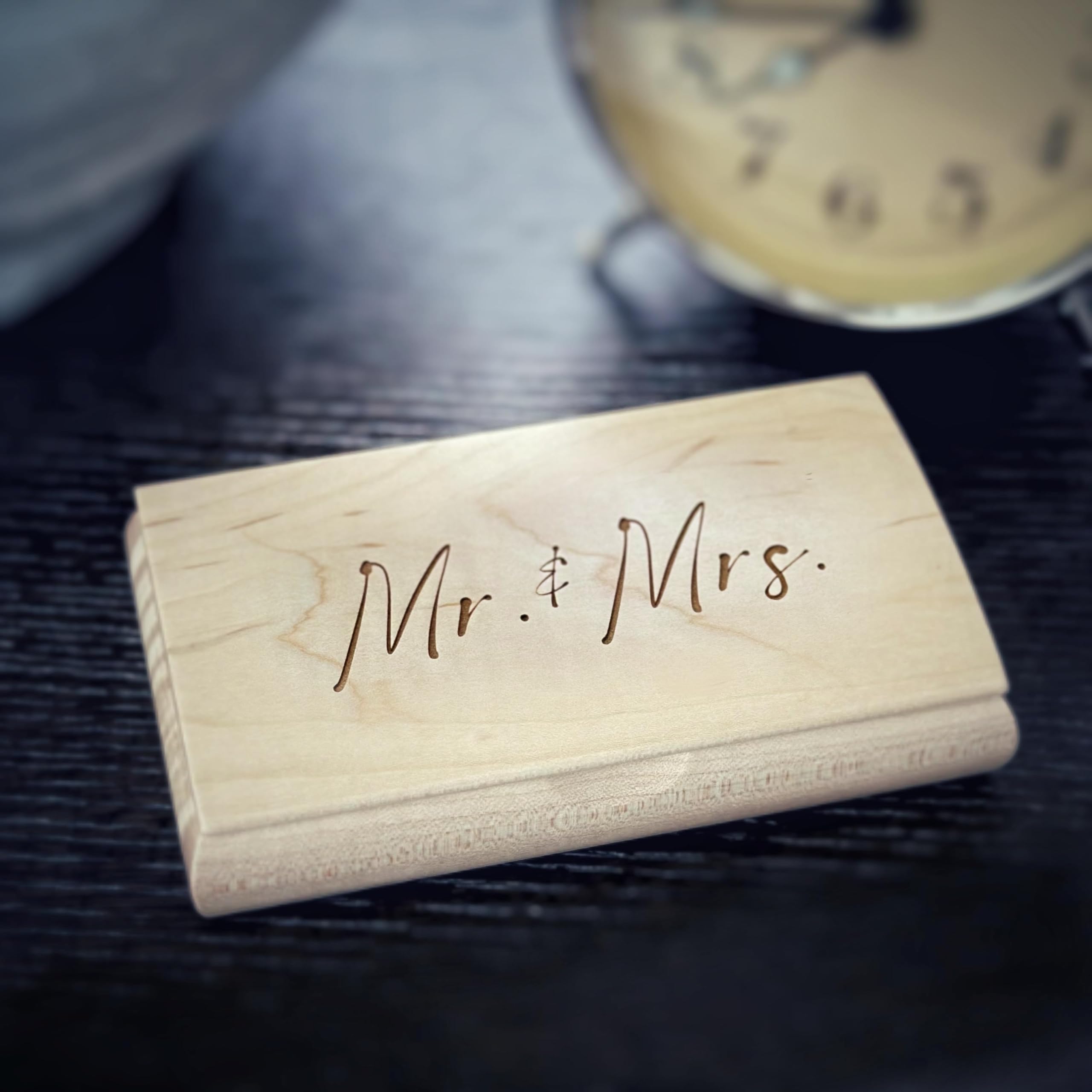 Mikutowski Woodworking Caja de recuerdos de madera Mr and Mrs, regalo de boda recién casado, regalo de aniversario o inauguración de la casa para parejas, hecha a mano en los Estados Unidos,