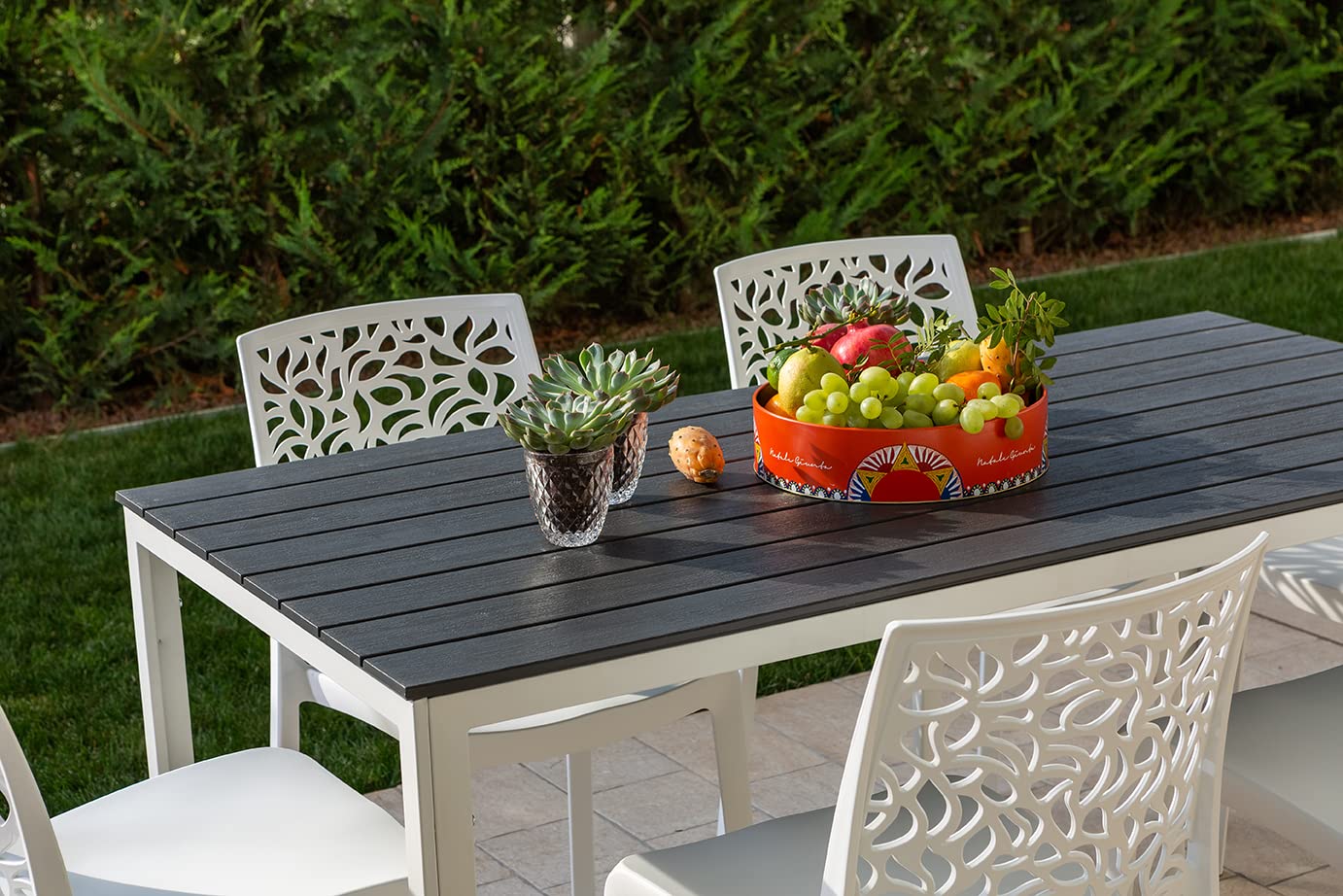 Set pranzo da giardino o esterno per 6 persone, tavolo in acciaio verniciato con doghe in polietilene effetto legno Bianco/Ardesia, 6 sedie in polipropilene con fibra di vetro Bianche - Thomas e Anna