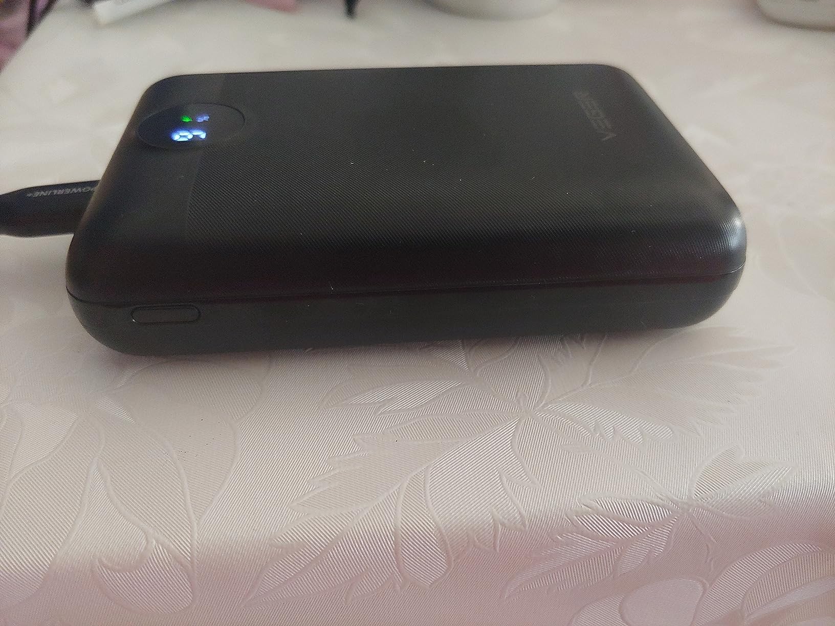 Kapazität scheint zu stimmen, aber die Tasche und das Kabel und die Anleitung naja...