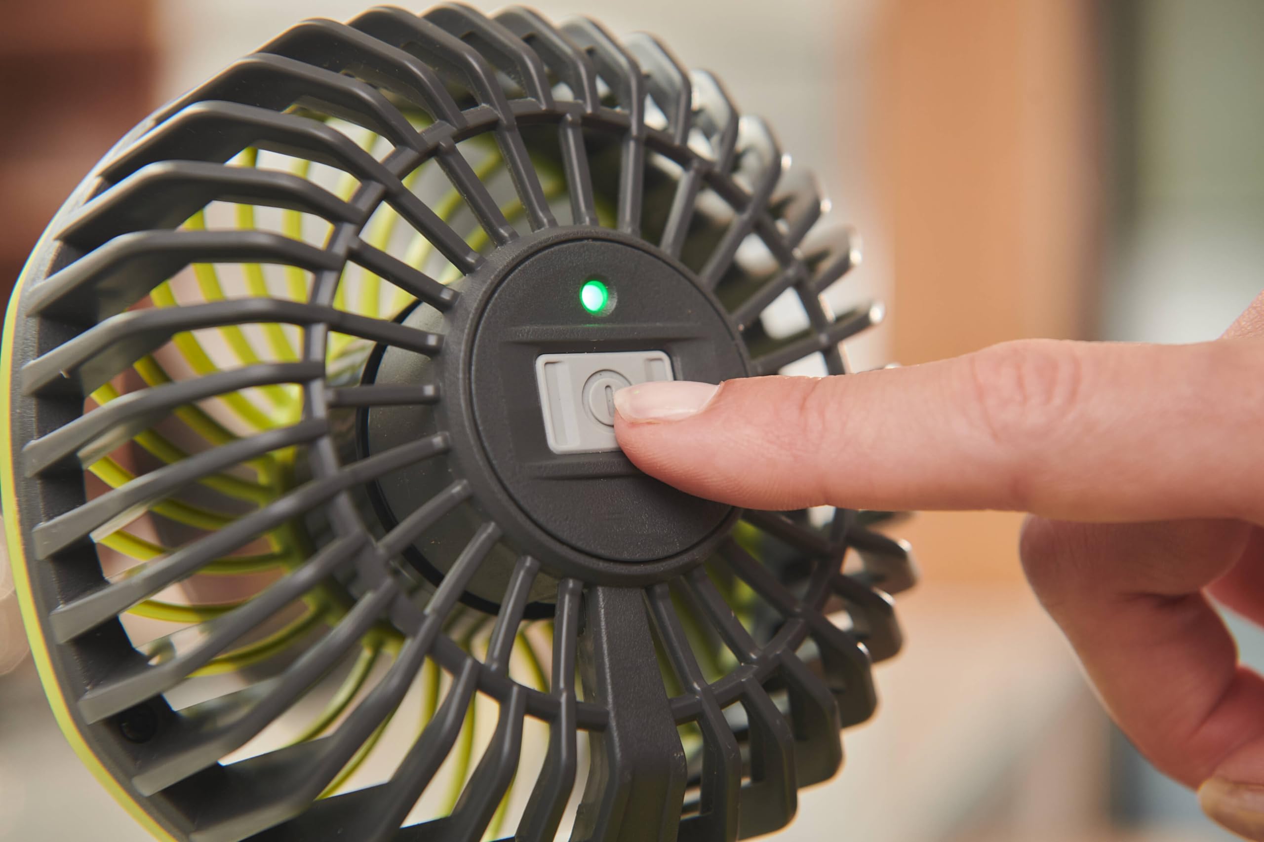 RYOBI 4 V USB-LITHIUM Akku-Clip-Ventilator RCF4-0, 325° drehbarer und 180° schwenkbarer Kopf, ohne Akku und Ladegerät