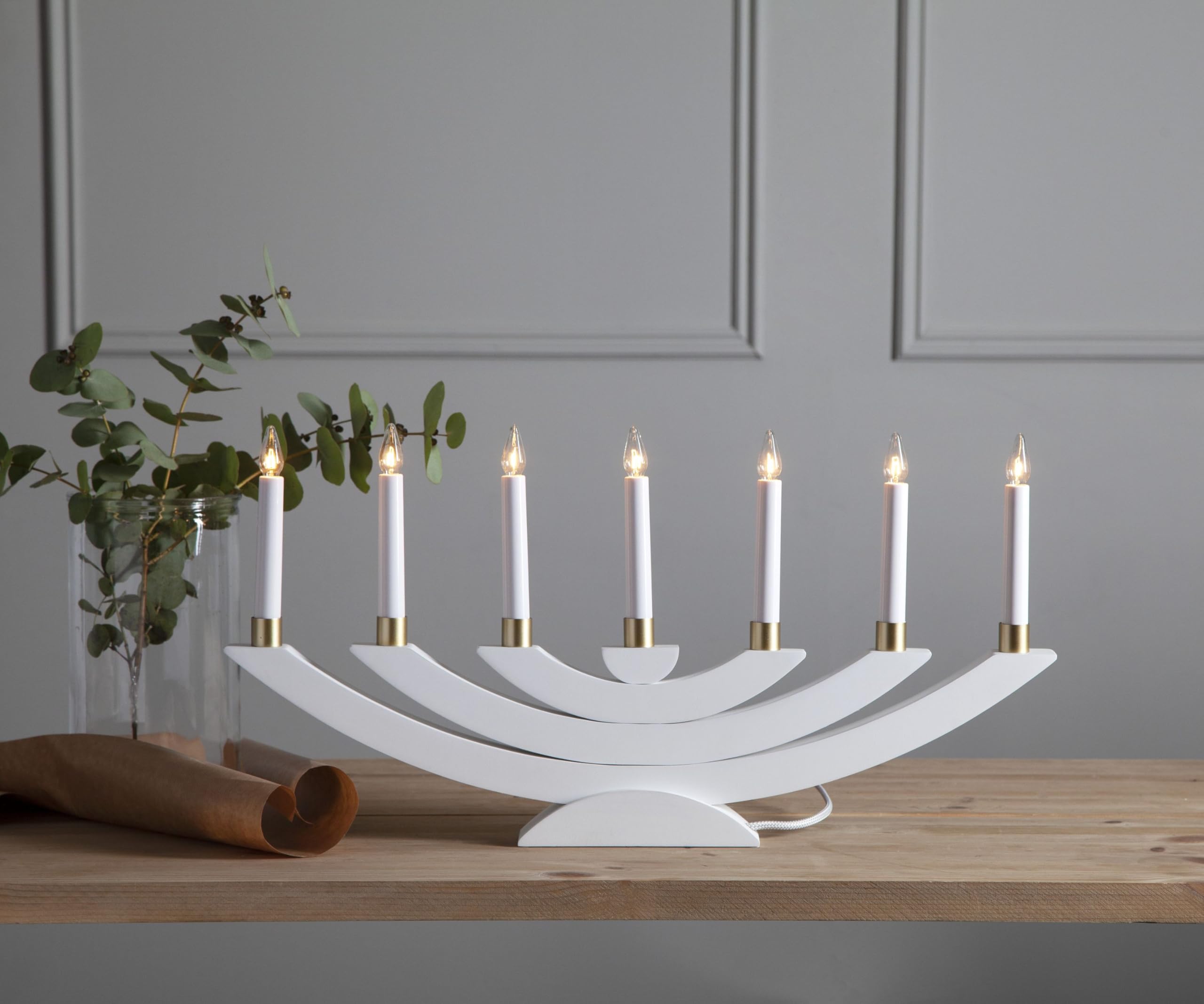 Fensterleuchter Nevida von Star Trading, Kerzenständer mit 7 Glühbirnen E10 warmweiß, Weihnachtsdeko aus Holz in Weiß, Kabelschalter, Länge: 37,5 cm