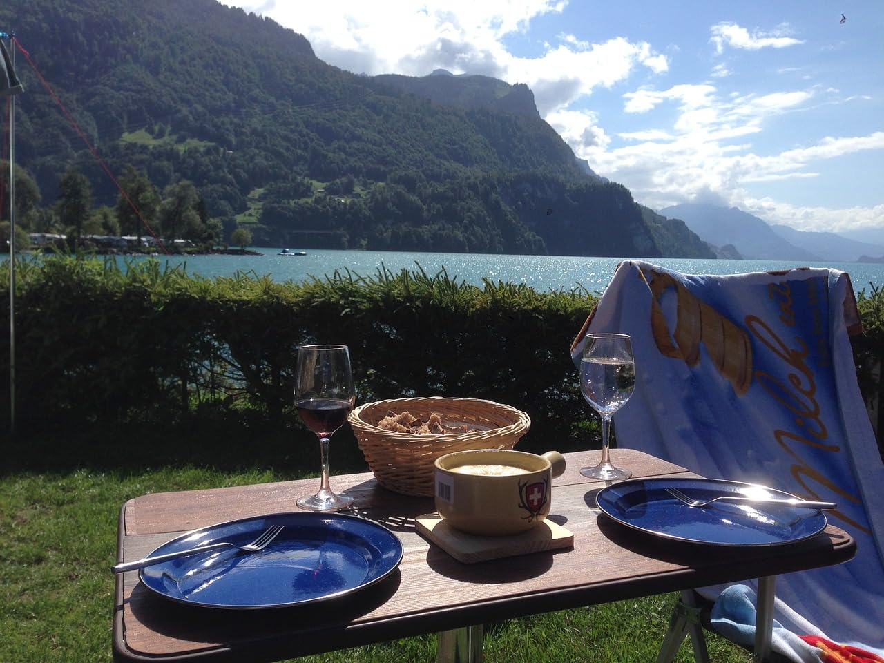 Vegü Fondue-Käse vegan - 5x 400g - Schweizer veganer Fondue-Käse auf Blumenkohlbasis, würzige Gemüsezubereitung, für ein rundum genussvolles Fondue-Erlebnis, zu Raclette-Käse ein Fest