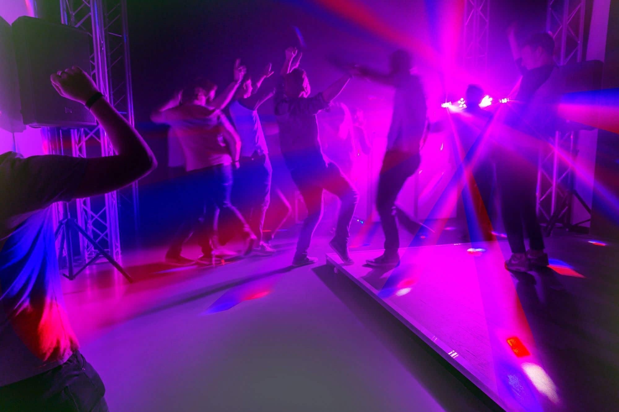 BeamZ SB02 Discolicht Partylicht mit Stativ, Lichtanlage ShowBar mit integriertem Akku, Lichtanlage musikgesteuert, 2 Derby-Lichteffekten, 2 PAR-Kannen, Fernbedienung - Schwarz