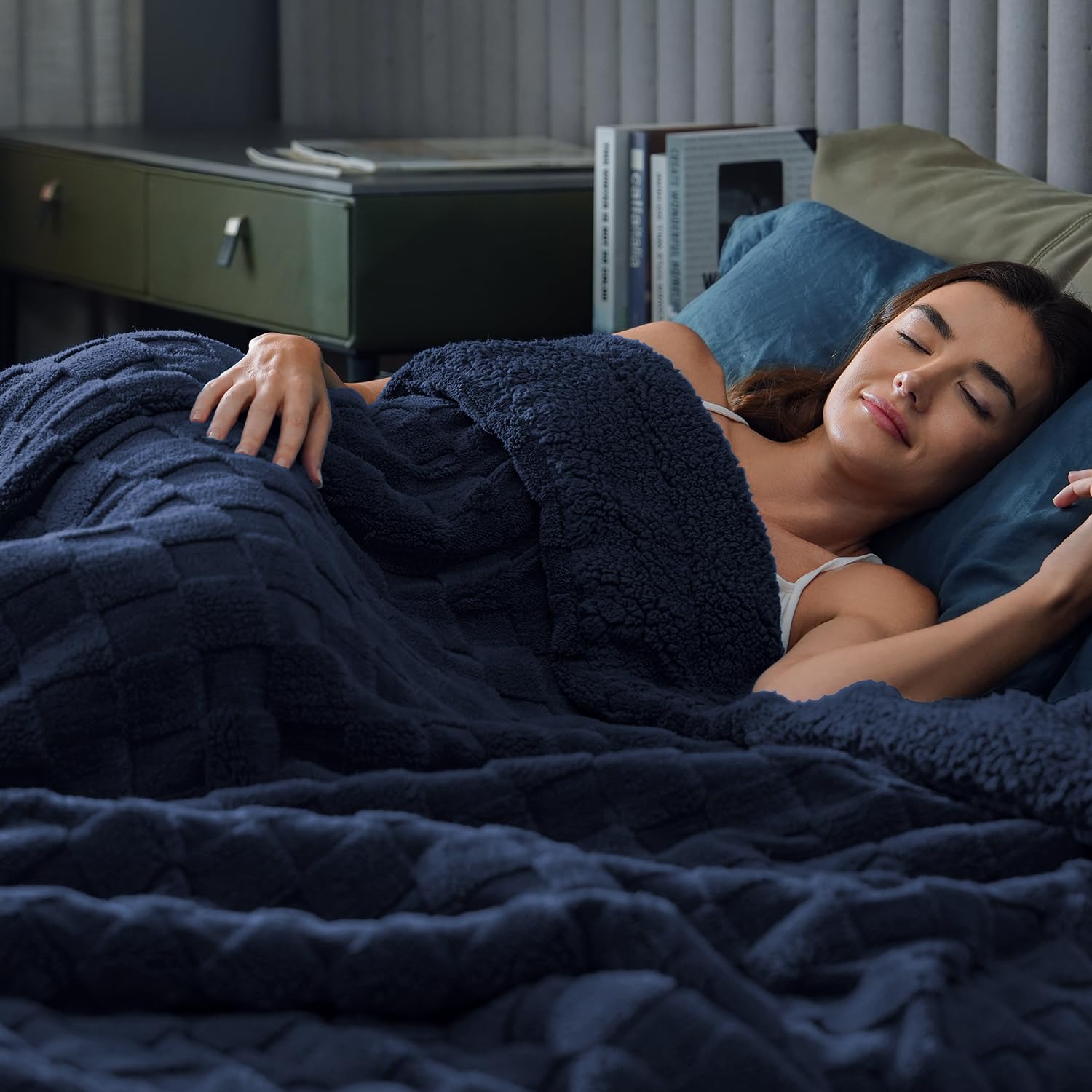 PawqueSuper Soft Cozy Throw Blanket Queen Size for Couch Bed, Fluffy Sherpa Fleece Reversible Thick Warm Fuzzy Blanket for All-Season, 3D Checkered Jacquard Decorative Blankets, Navy Blue, 90"x90"