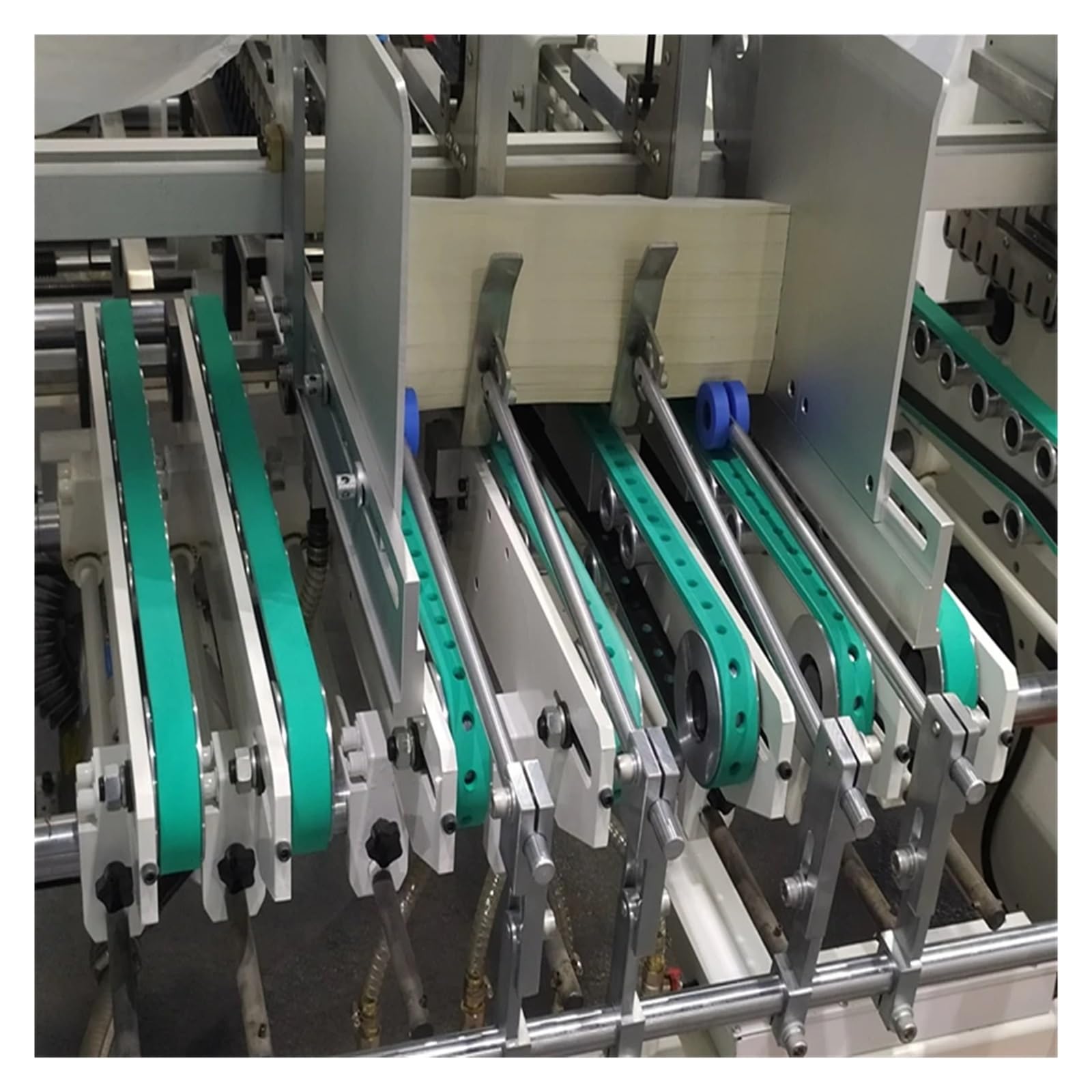 Nastro trasportatore in gomma resistente all'usura verde spesso 8,0 mm per macchina incollatrice cartelle - Cintura industriale ad alte prestazioni per una movimentazione efficiente dei materiali (980