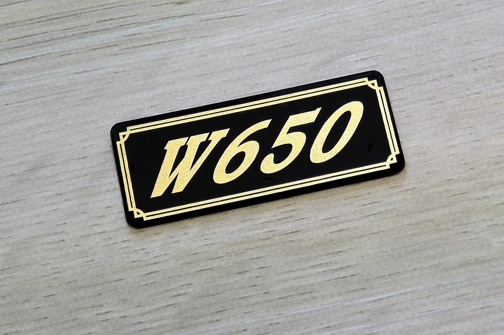 Amazon.co.jp: E-82-3 W650 黒/金 オリジナルステッカー タンク テール