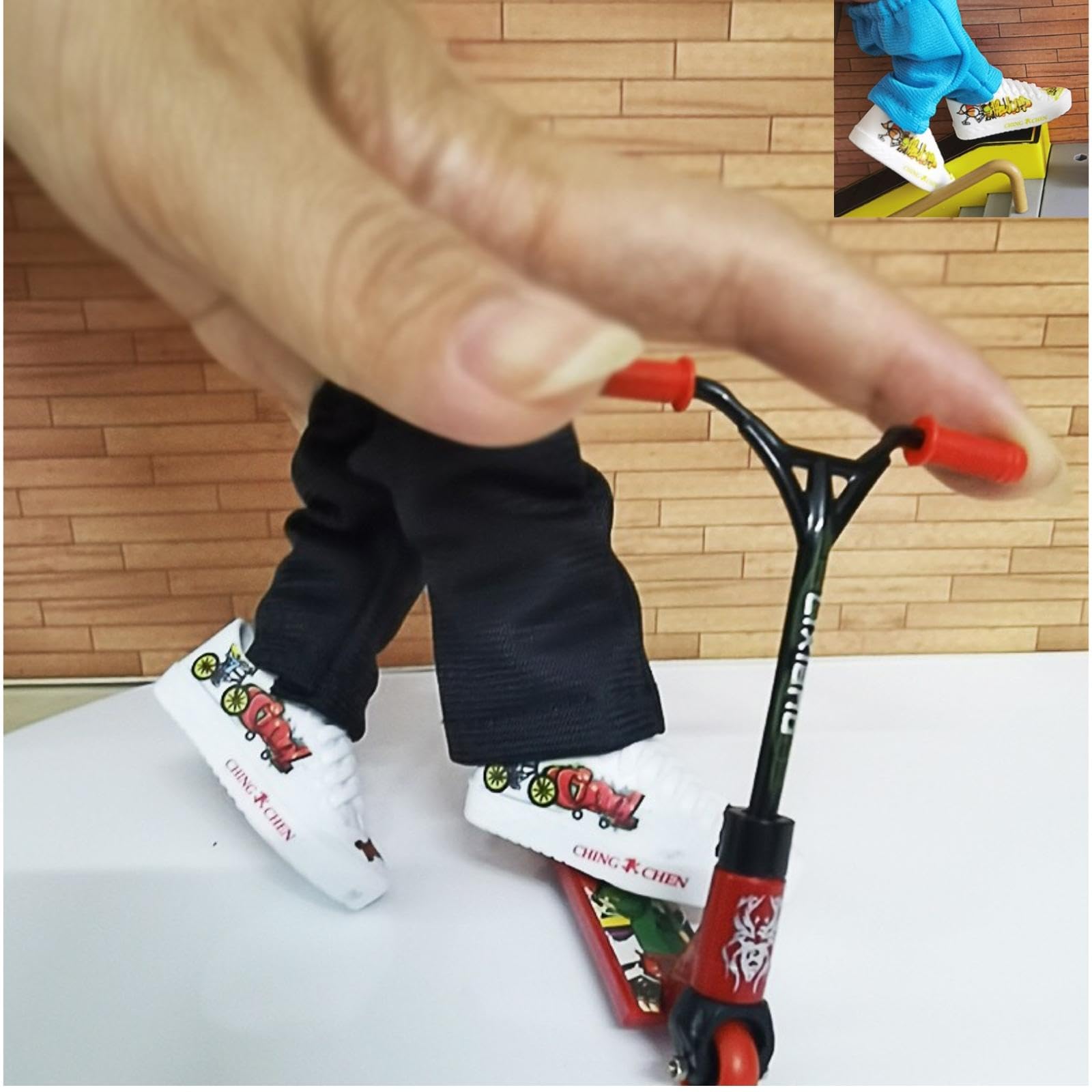 Mini scooter de dedo rojo, lindo mini monopatín de plástico para dedos de dedo deporte interactivo, accesorios de fotografía interactiva para dedos y bicicletas de dedo (1 unidad roja al azar) 2
