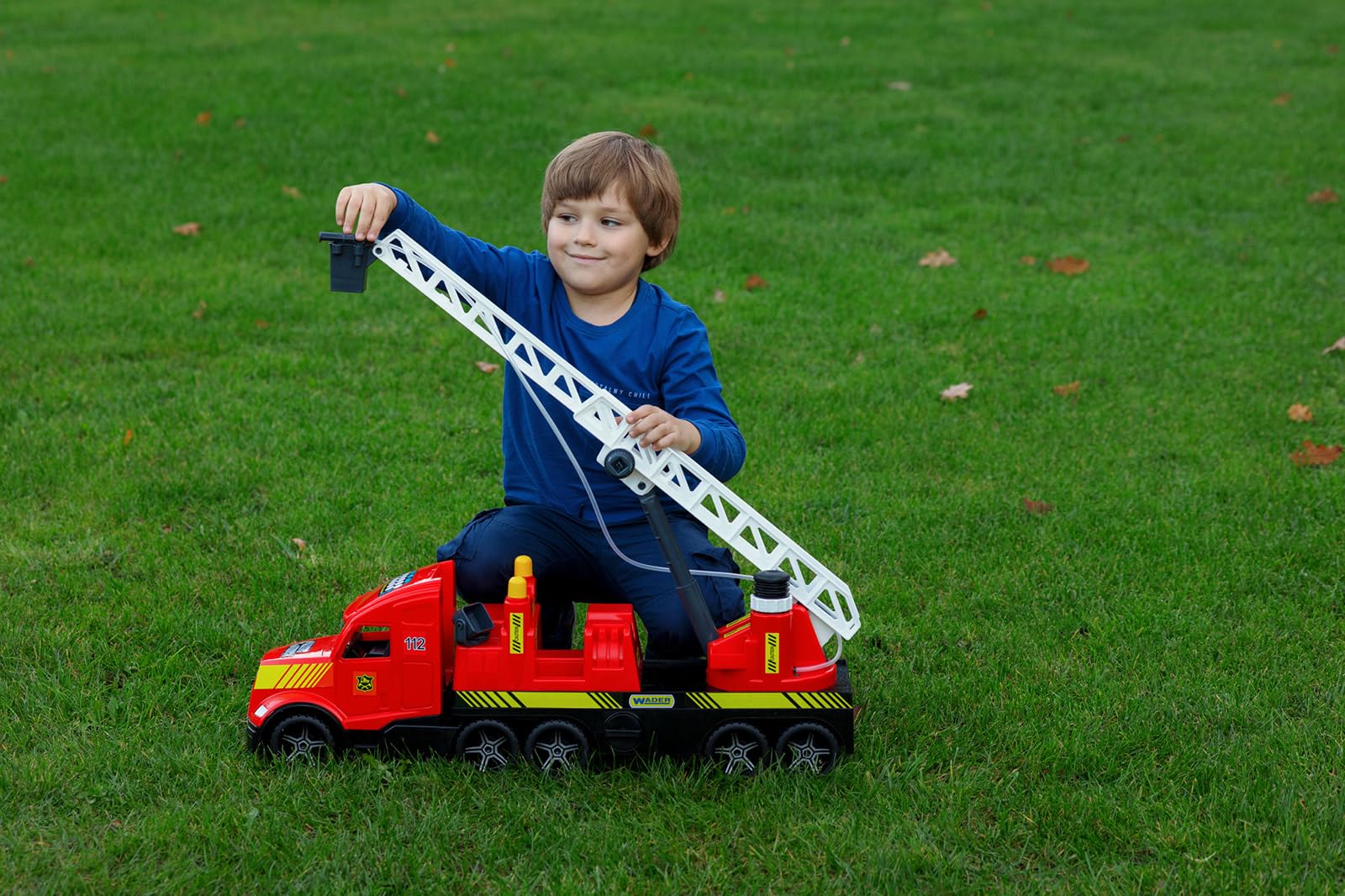 Wader 36221 - Magic Truck Feuerwehr mit ausziehbarer Leiter, Wasserspritze und leuchtenden Scheinwerfern, Größe ca. 79 cm, für Kinder ab 3 Jahren, Geschenk für kreatives Spielen