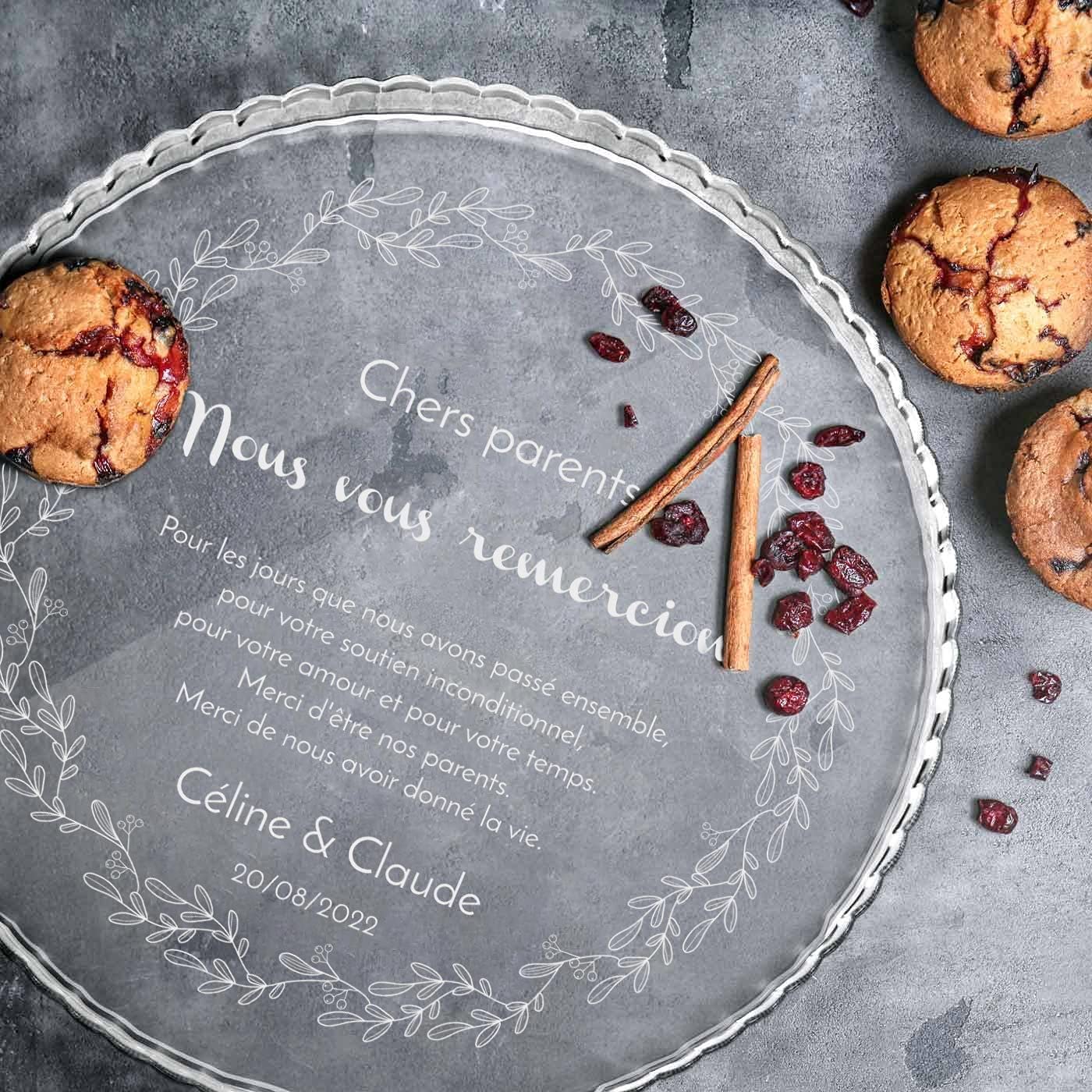 MAVERTON Plat à gâteau Rond avec Gravure - en Verre - Personnalisé - Idée Cadeau pour Un Fan de Cuisine ou pour Un Gourmand - Cadeau pour Couple - Couronne