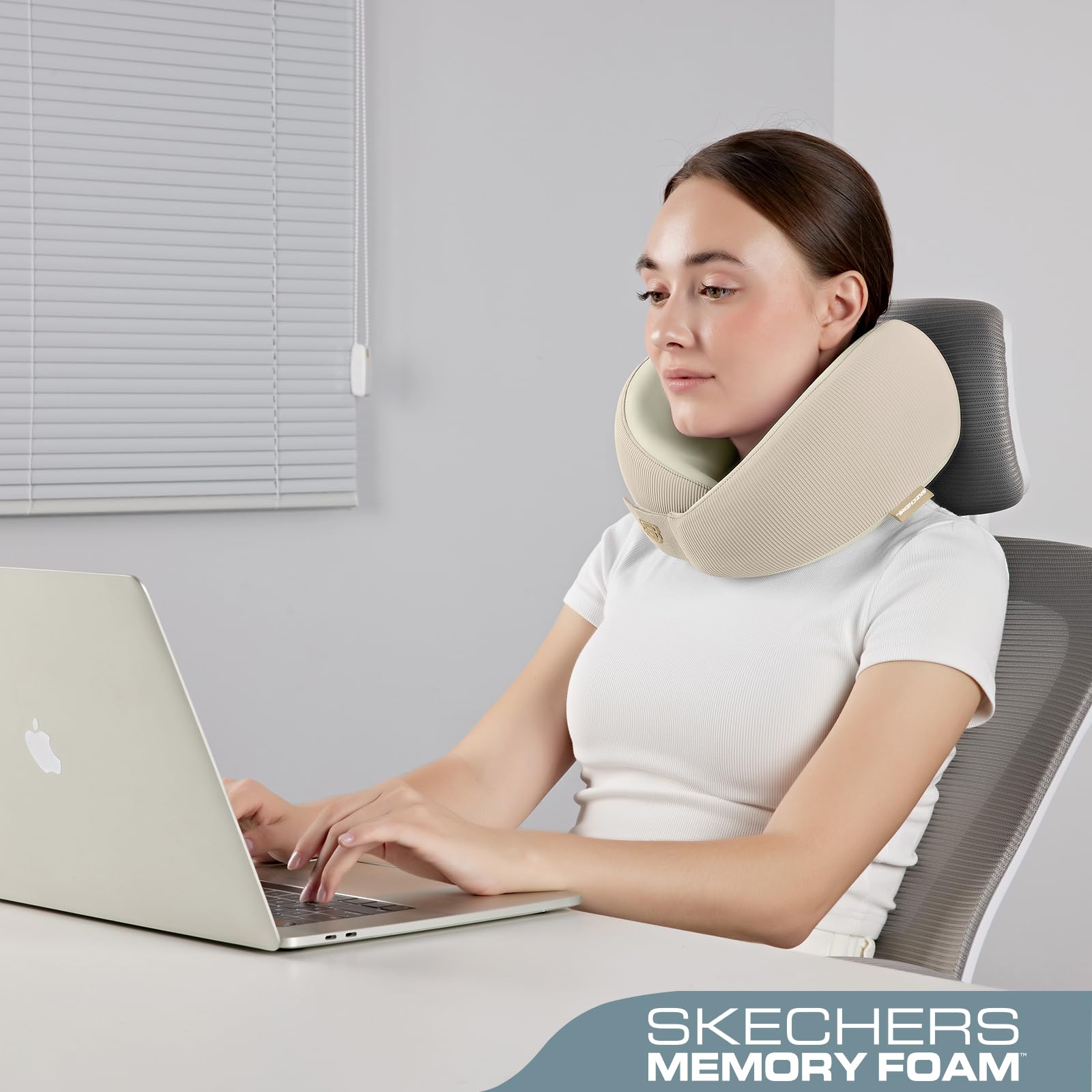 Skechers Nackenkissen aus Memory-Schaum, bequemes und atmungsaktives Reisekissen, Nackenkissen Flugzeug für Reisen, Autofahrten, Zuhause und Büro, ergonomisches Design für Damen und Herren, Beige