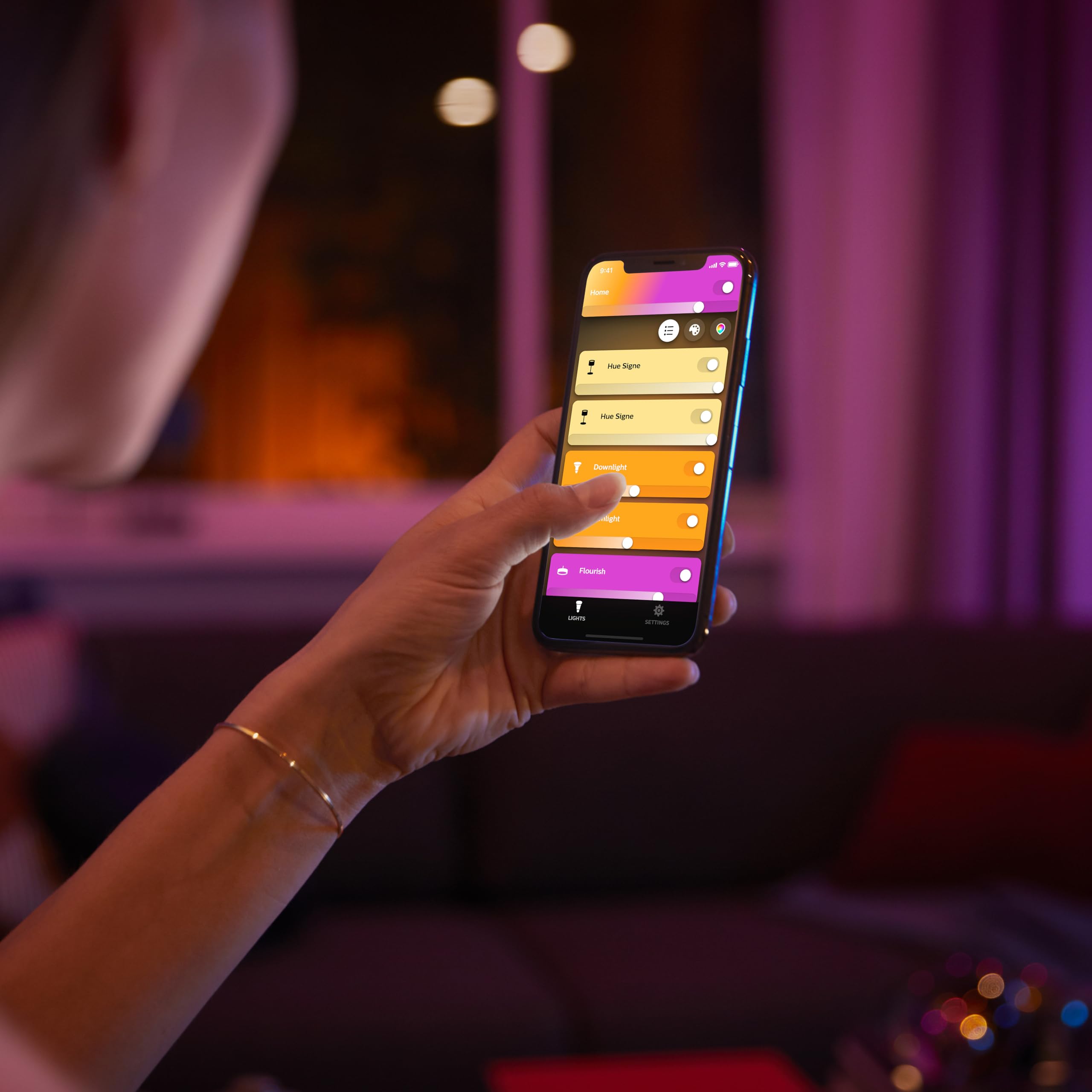 Philips Hue Starterpaket - E14 - mit 4 Kugel LED Lampen - Weißes und Farbiges Licht - inkl. 1 Hue Bridge - Hue White and Color Ambiance