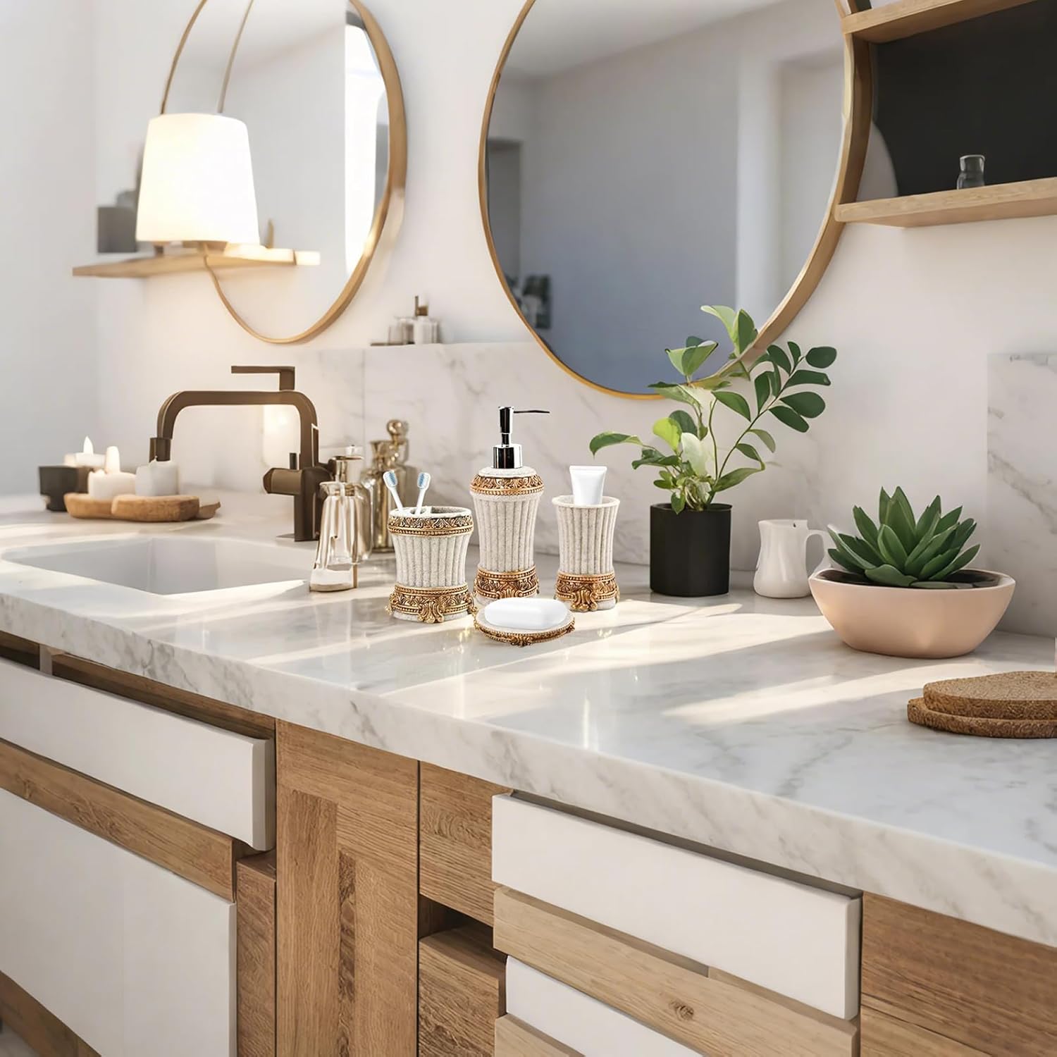 バスルームアクセサリーセット 4ピース 樹脂 バスルーム 化粧台 カウンタートップ アクセサリーセット バスルーム 歯ブラシホルダー  バスルームアクセサリーセット 4ピース バスアクセサリー バスルームカウンタートップと化粧台オーガナイザー ソープディスペンサー ... 樹脂製 バスルームアクセサリーセット 4点 クロームポンプ付きソープディスペンサー 歯ブラシホルダー タンブラーとソープディッシュ