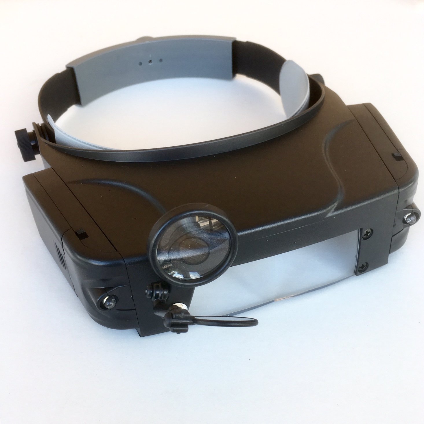 Kopfbandlupe mit Zwei seitlich angebrachten LEDs und -3,5-facher Vergrößerung beidseits, 8,5- bis 10-facher Vergrößerung einseitig mit ausklappbarer Lupe. Von Electro Optix
