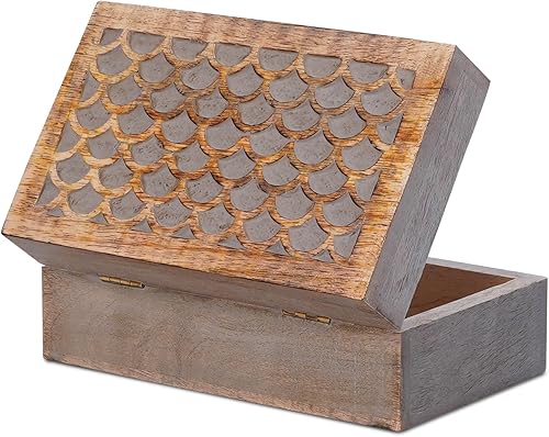 Caja de madera festoneada (mediana)  Caja decorativa de color gris claro quemado con tapa con almohadillas de fieltro debajo y tallado de madera