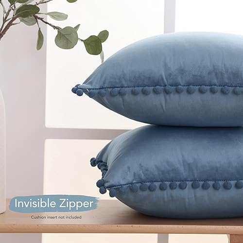 Vista 110 de Deconovo Juego de 2 fundas de almohada de terciopelo, 20 x 20 pulgadas, color verde azulado, cuadradas, con pompones, suaves, con cremallera