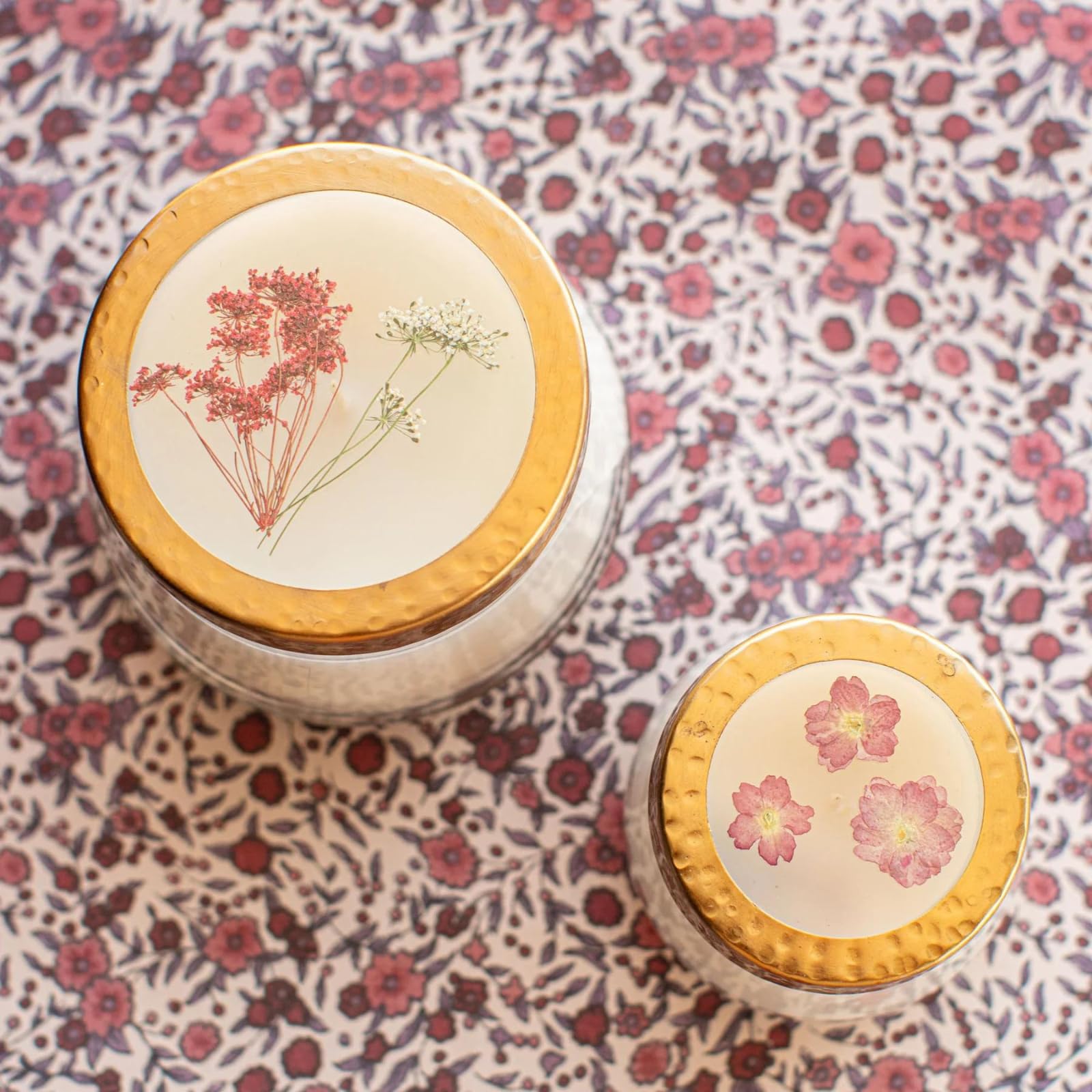 Rosy Rings Gepresste Blumen-Kerze, Aromatherapie-Kerzen, langlebige Duftkerzen für Heimdekoration, Botanicals Geschenke, Noten von Kardamom, Zimt, Nelke, Tonka, Vanille Medium (Spicy Apple)