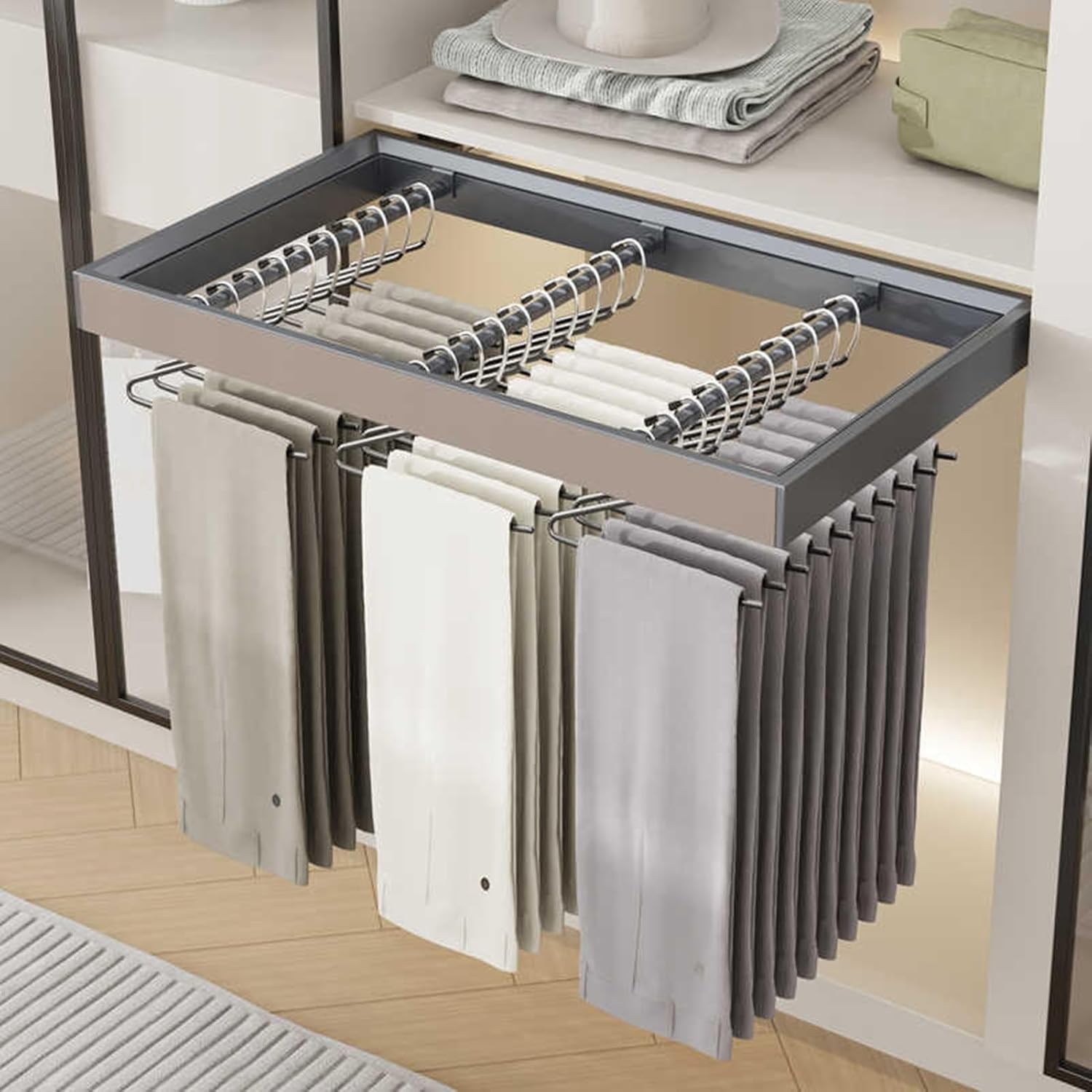 ワードローブバスケットを内蔵した引き込み式のズボンラック引き出し。洗濯機の上で衣類を乾かすのに最適です。(714-764mm)