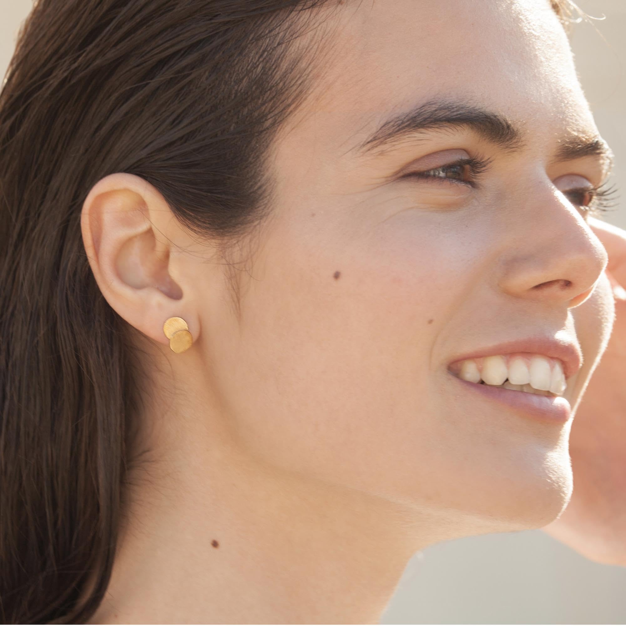 ORECCHINI ARAI IN ORO | Disegnato da Sara Domenech | Collezione Arai | Orecchini a cerchio medi in metallo placcato oro