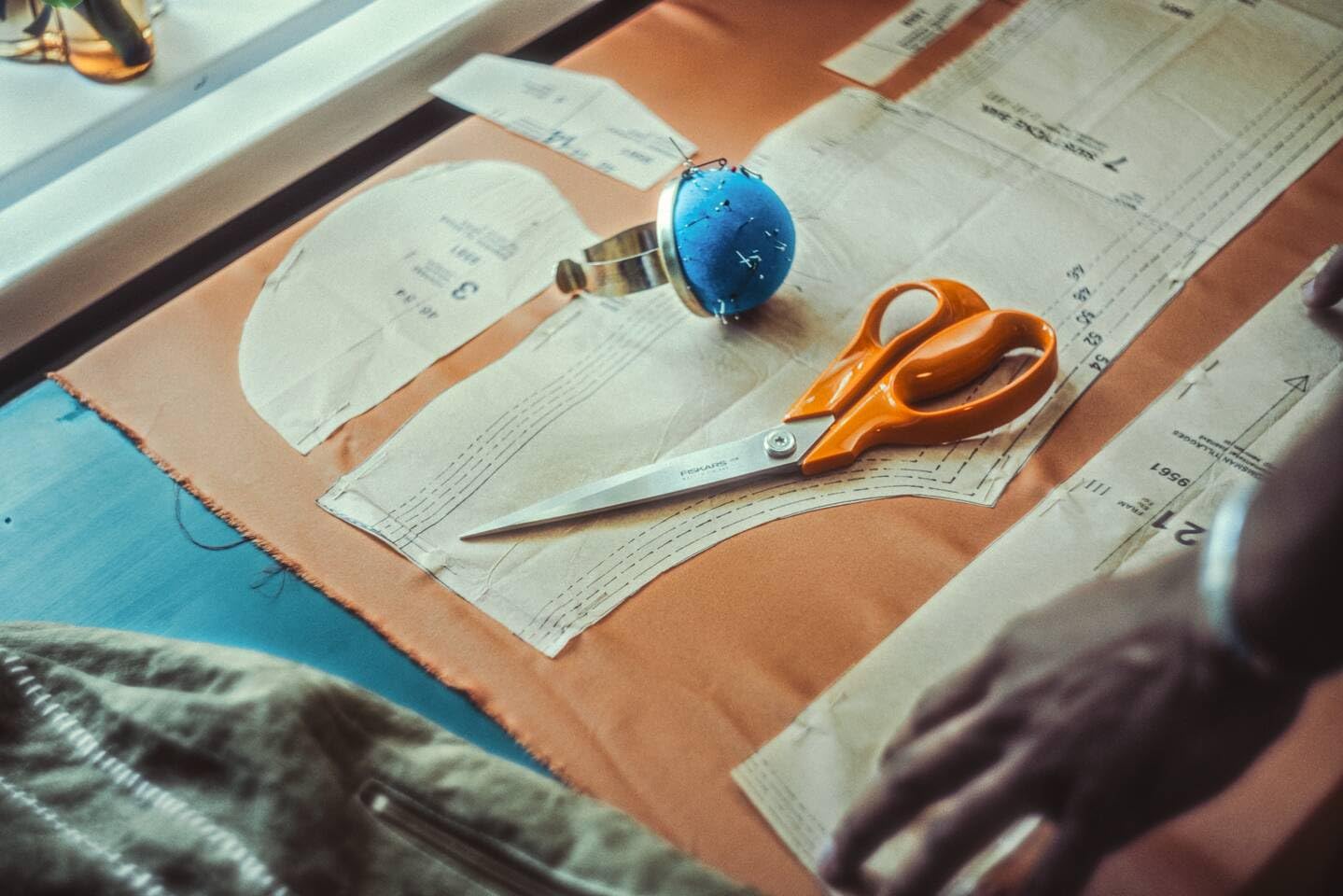 Fiskars Classic, Per Destrimani, Lunghezza Totale: 27,5 cm, Vite Torx Migliorata e Impugnatura più Ergonomica, Acciaio/Plastica di Qualità, Arancione, 1075056