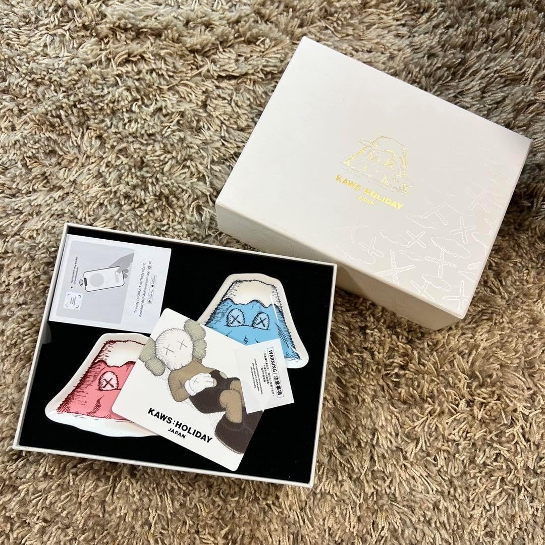 KAWS HOLIDAY JAPAN プレート セット カウズ 富士山 お皿 KAWS:HOLIDAY