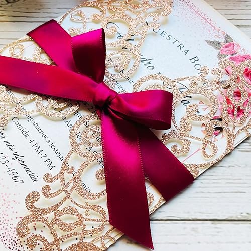 Miniatura 4 de 5.12 x 7.28 pulgadas, 50 piezas personalizadas de oro rosa con purpurina cortada con láser para invitaciones de boda con sobres y lazo burdeos