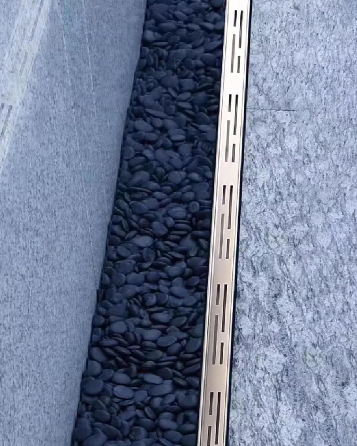 Évacuation efficace des eaux avec la grille de caniveau amovible fine