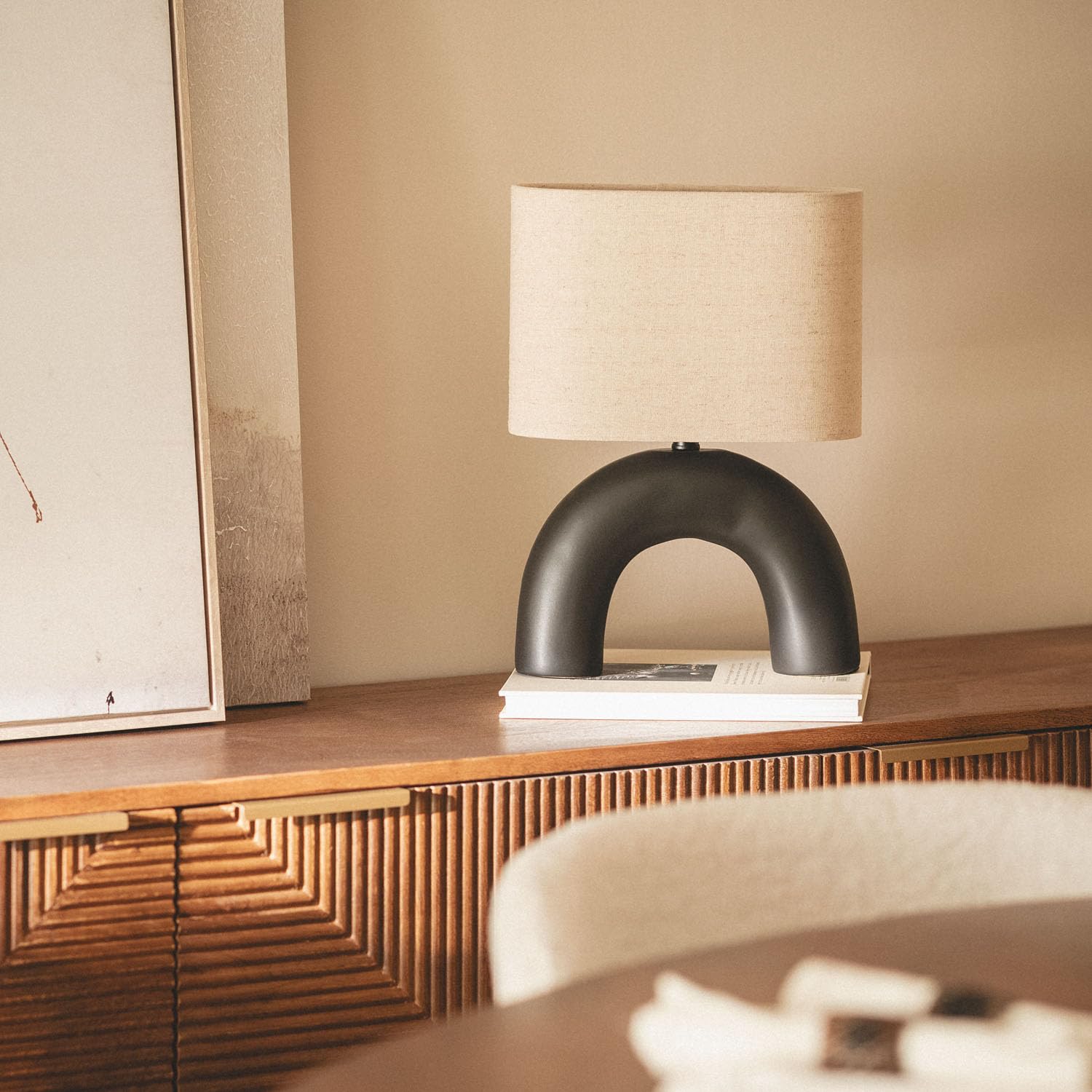 LEDKIA Lámpara de Mesa Cerámica y Tela Callie Negro | Base de Cerámica y Pantalla de Tela | Iluminación Máxima 40W | Uso Interior IP20 | Dimensiones Compactas