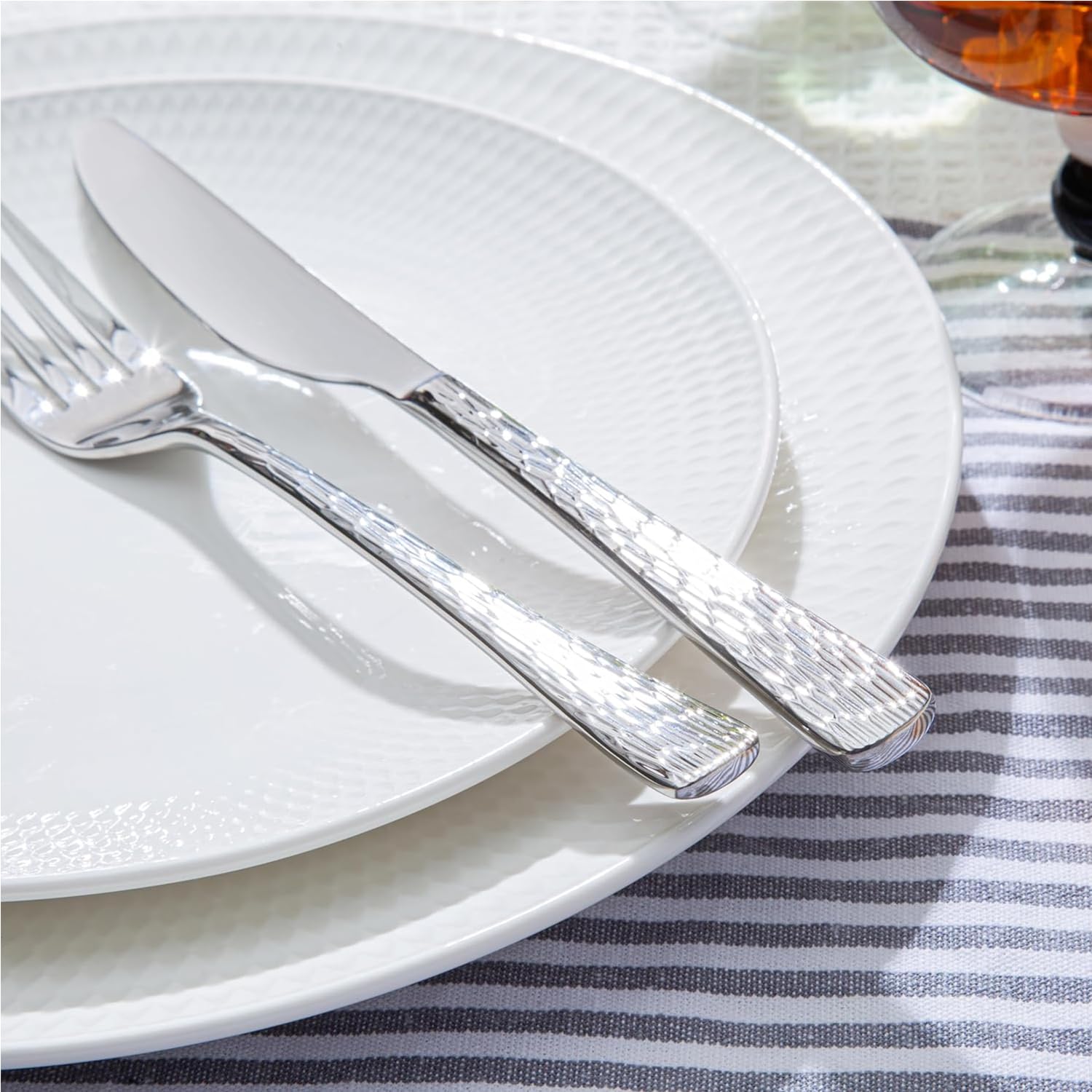HIKAA Besteck Set 12 Personen, 60-Teiliges Gehämmert Essbesteck, 18/10 Premium Edelstahl Besteckset mit Einzigartigem Wellenmuster-Design, Cutlery Set Hochglanzpoliert – Spülmaschinenfest (Silber)