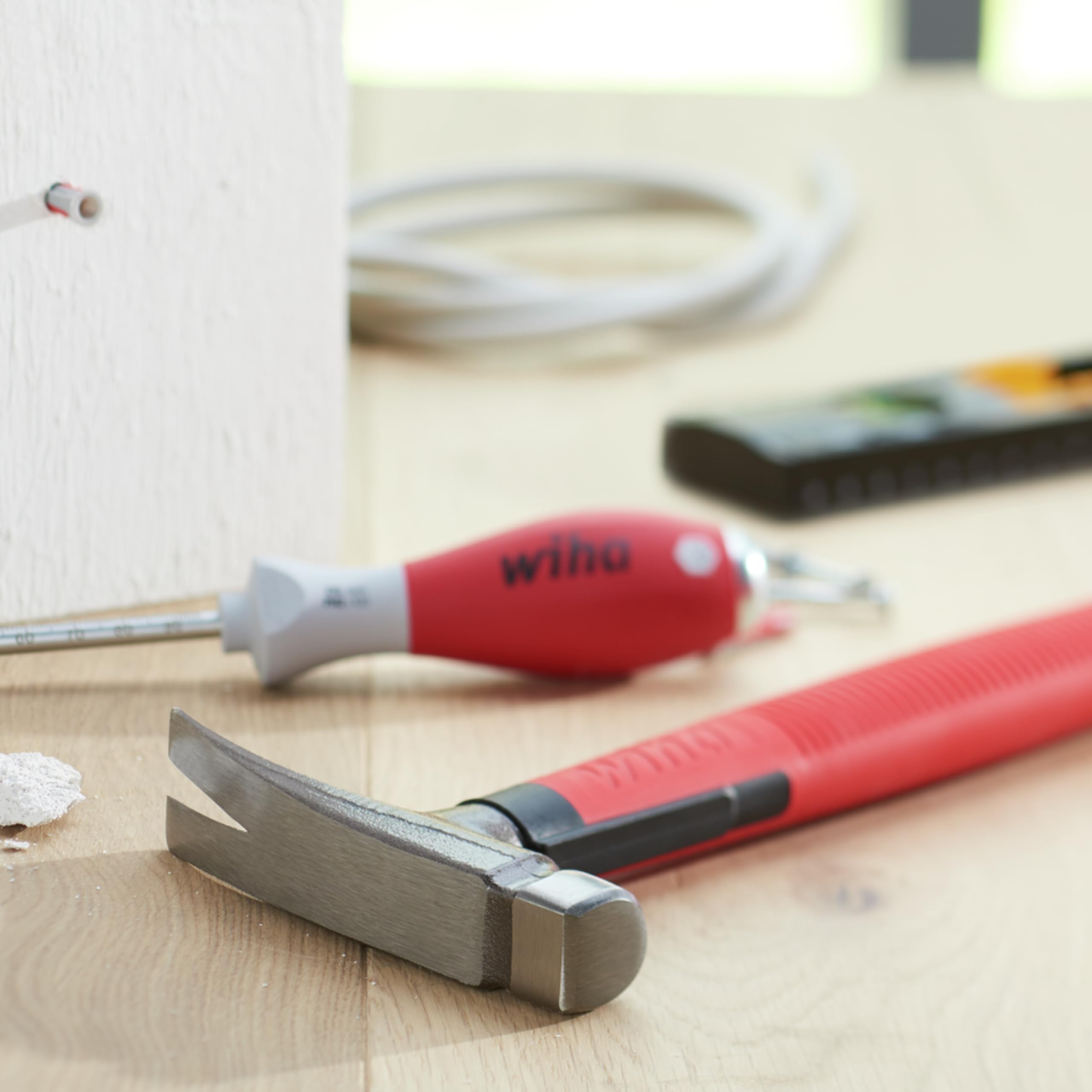 Wiha Marteau d'électricien (42071) Outil d'électricien, fond plat du manche du marteau pour placer les câbles et les chevilles | (42071) Tool for electricians I flat handle end for positioning cables and wall plugs I ergonomic grip