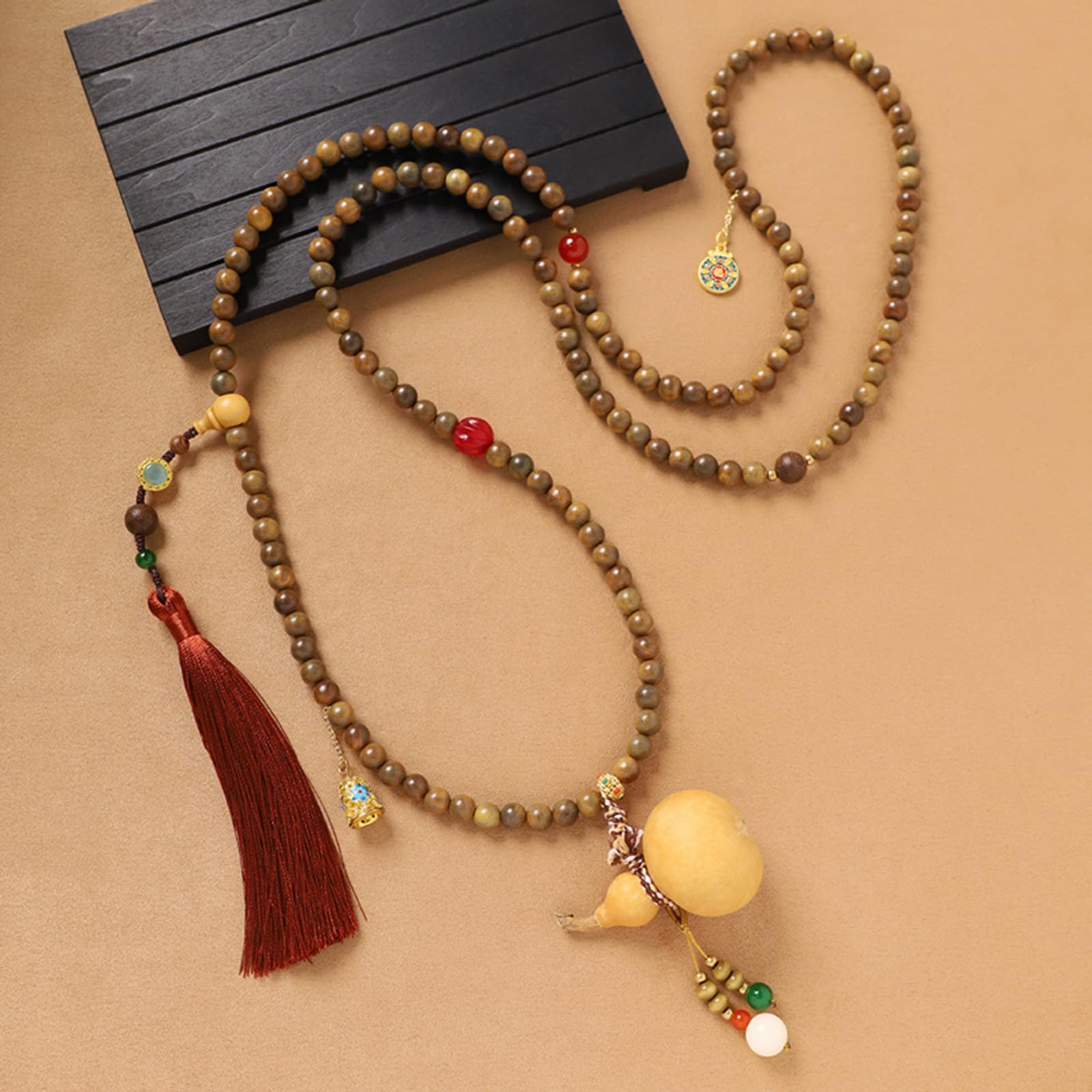 De cuentas ligero y versátil adornado con madera de sándalo verde y de calabaza para uso informal durante todo día Collar de cuentas ligero y versátil adornado con madera de sándalo