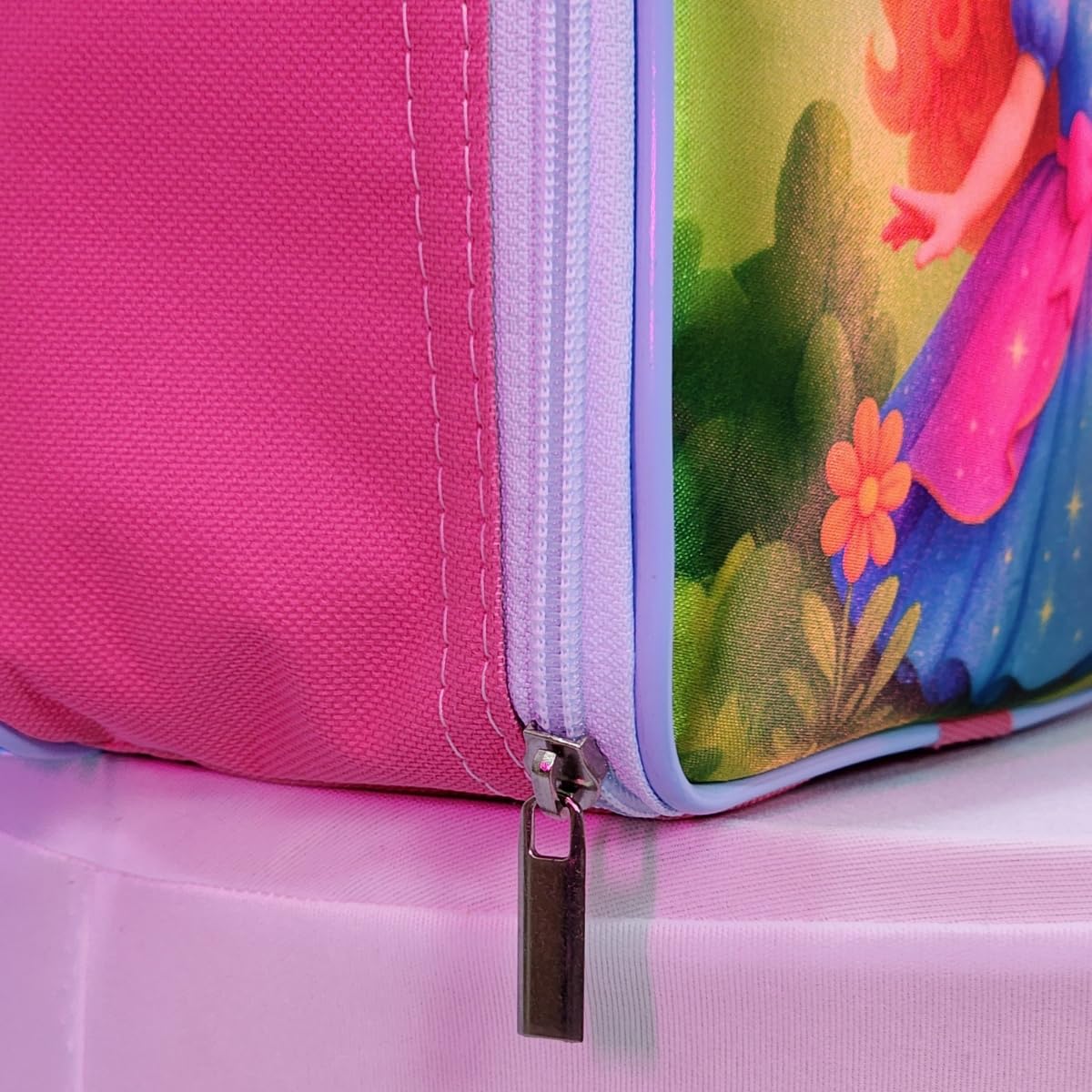 Kit Mochila Escolar Infantil Feminino Princesa com Rodinhas + Lancheira Térmica + Estojo em promoção! Veja a oferta e mais achadinhos de Mochilas escolares 9 Hoje é o melhor dia para comprar Kit Mochila Escolar Infantil Feminino Princesa com Rodinhas + Lancheira Térmica + Estojo com aquele preço maroto! Promoção! Aproveite a oferta! 9