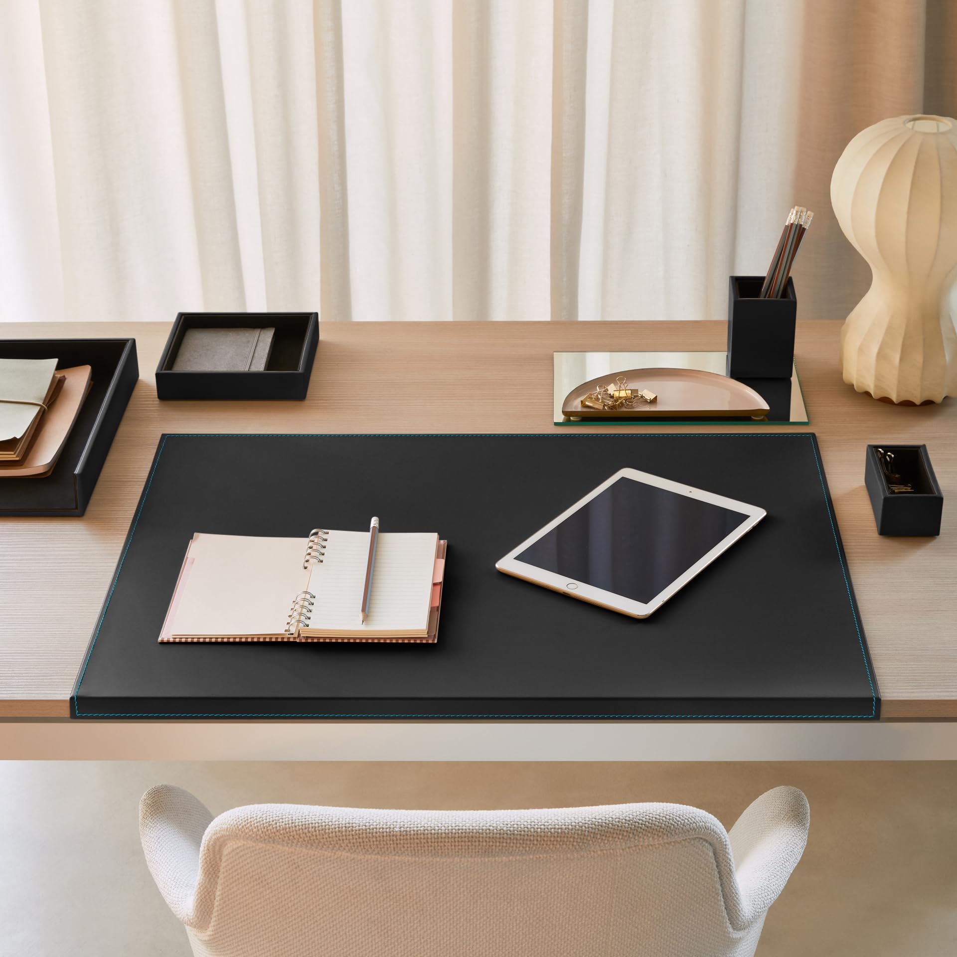 Eglooh - Calliope Deluxe - Schreibtischunterlage Leder Schwarz mit Kantenschutz cm 70x50 - Gewinkelte Schreibunterlage mit Aufbau aus Stahl, blaue Nähten und rutschfester Boden - Made in Italy